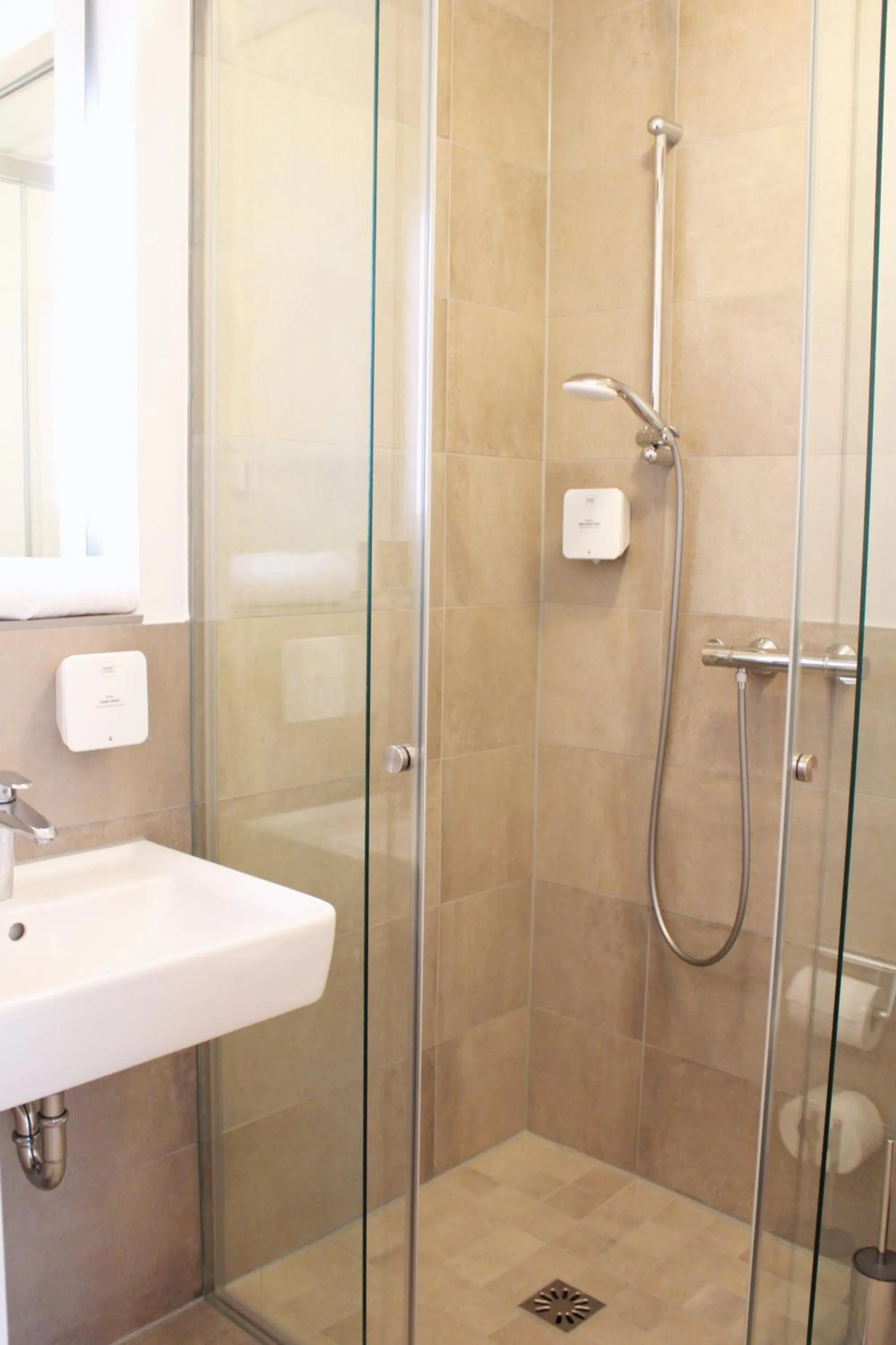 Bathroom in DRK-Tagungshotel-Dunant