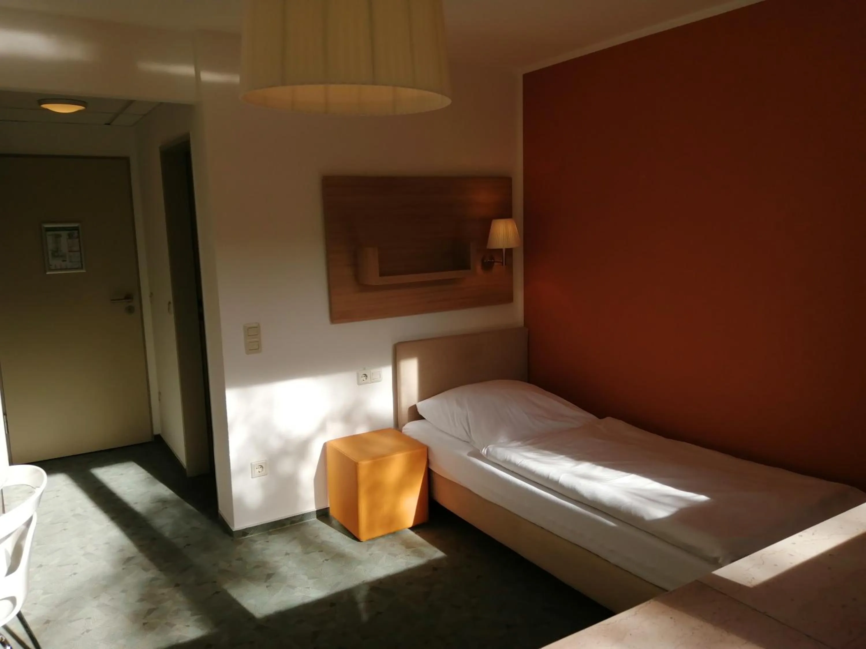 Photo of the whole room, Bed in DRK-Tagungshotel-Dunant
