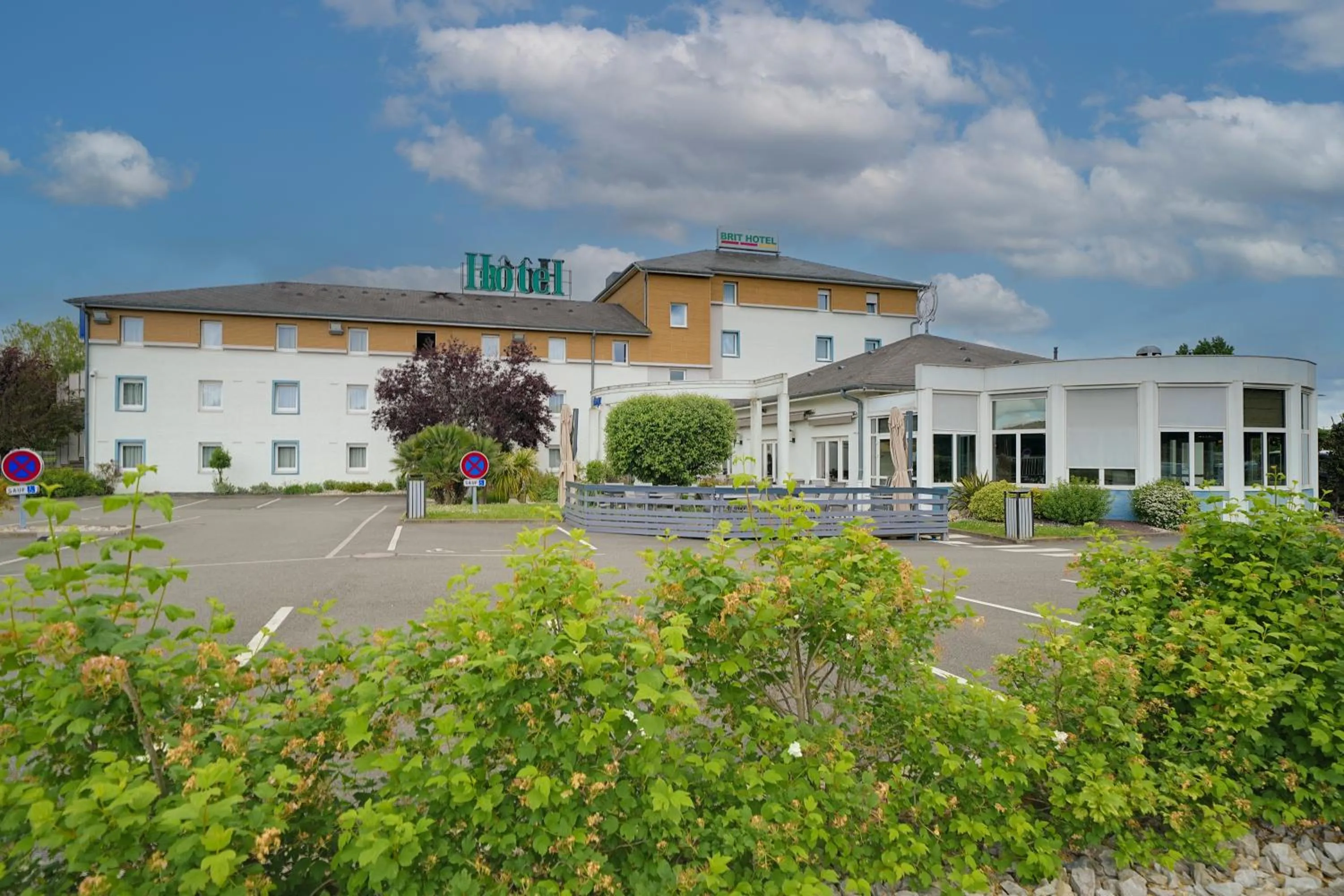 Property building in Brit Hotel Le Cottage Le Mans Sud
