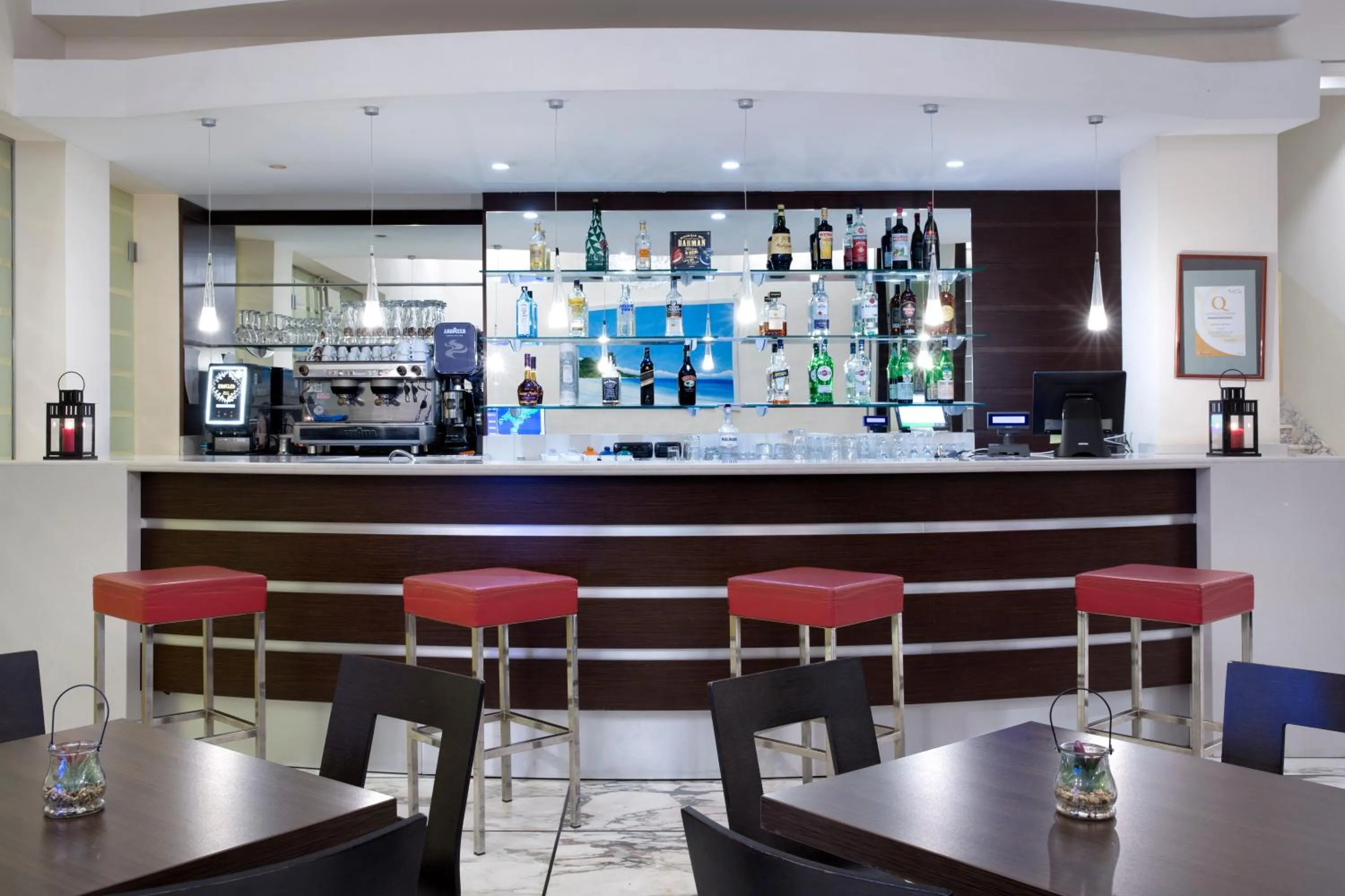 Lounge or bar in B&B HOTEL Mondovì