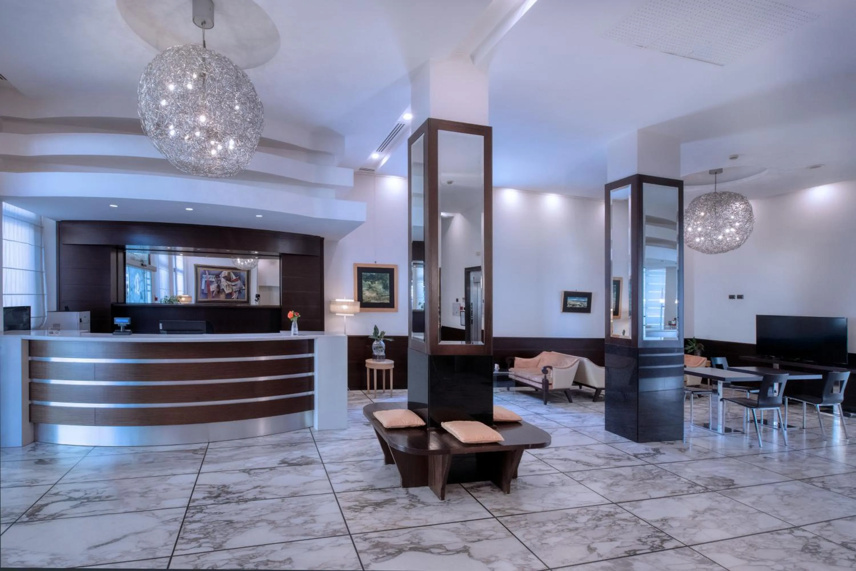 Lobby or reception in B&B HOTEL Mondovì