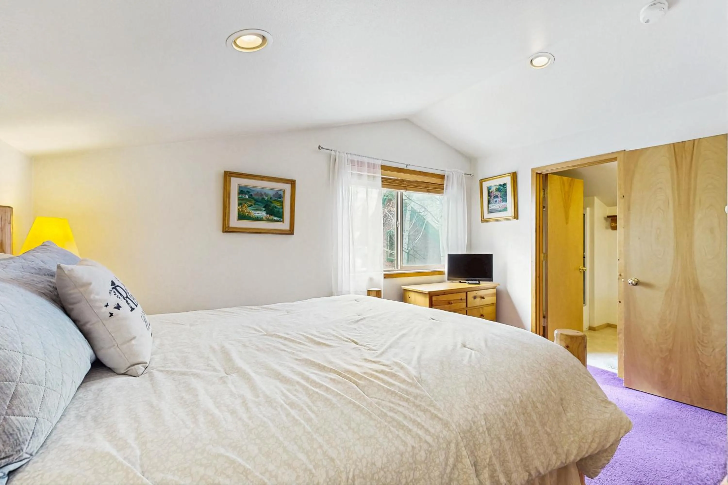 Bed in Cottage Court Condo