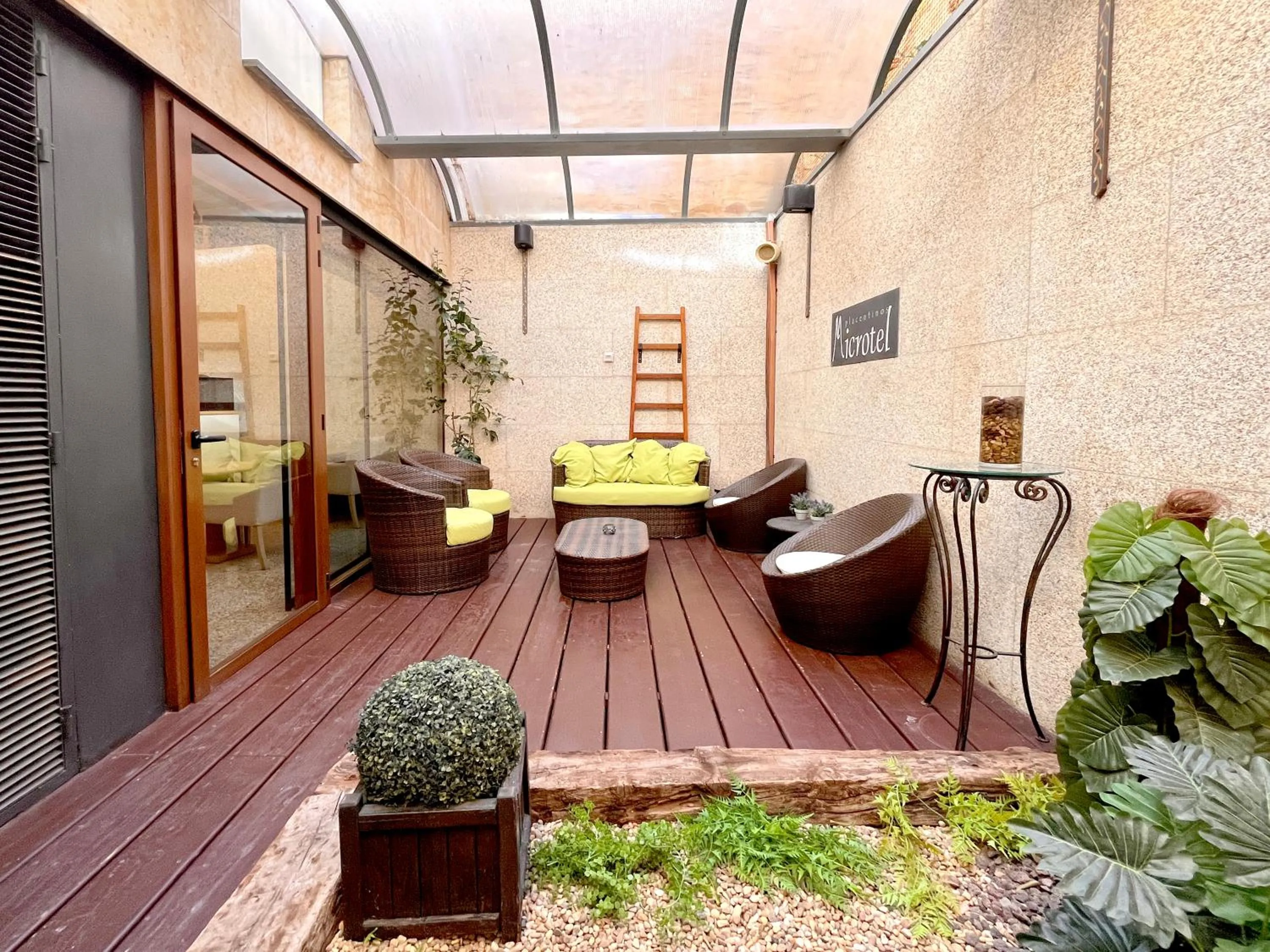 Patio in Hotel Microtel Placentinos