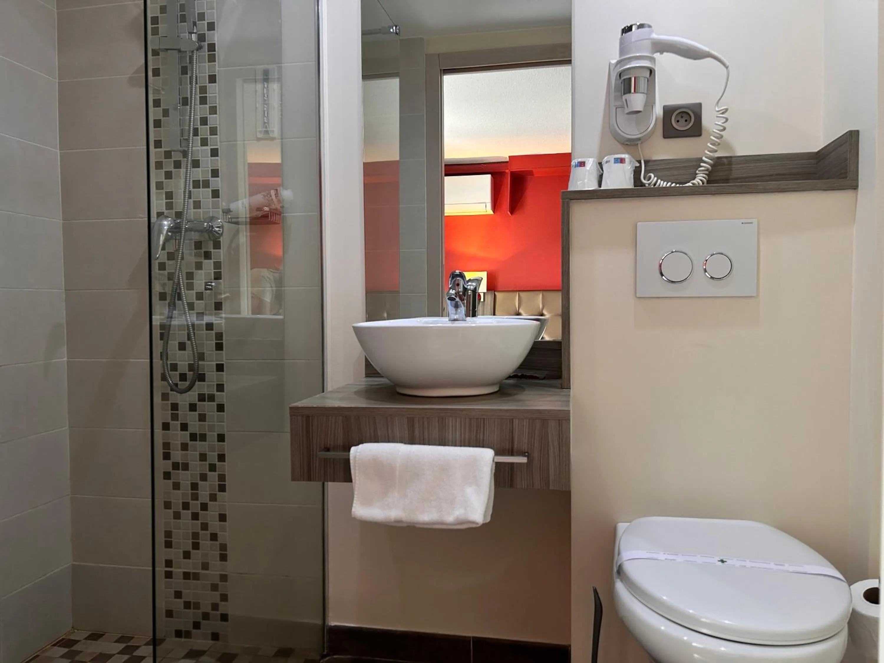 Shower in Brit Hotel Confort Foix