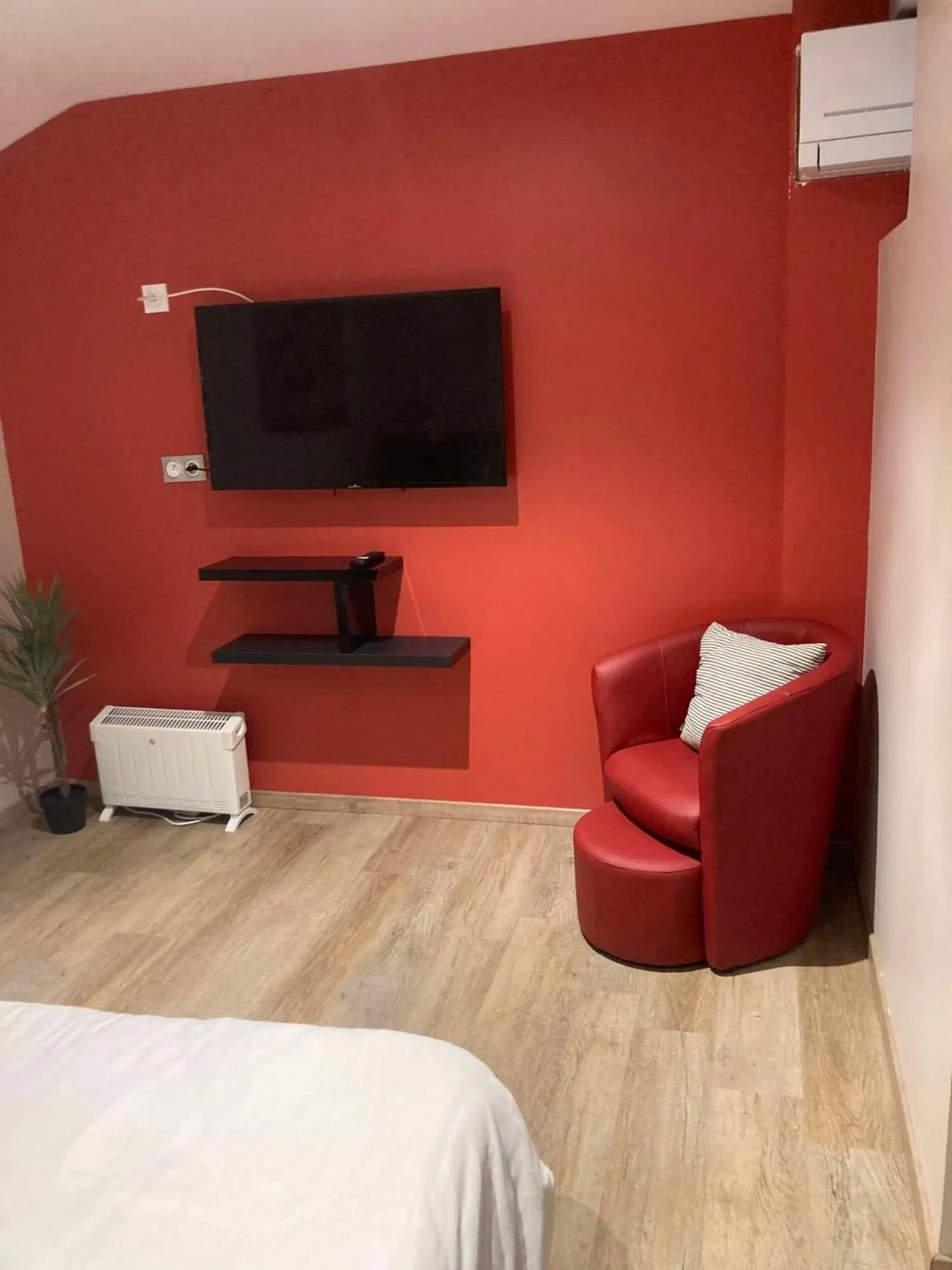 Pool view, Bed in Brit Hotel Confort Foix