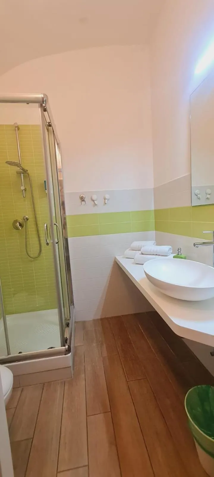 Shower in Bed&BikeRome ROOMS