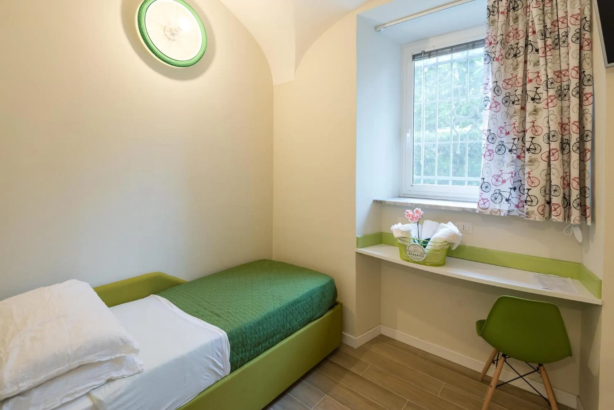 Photo of the whole room, Bed in Bed&BikeRome ROOMS