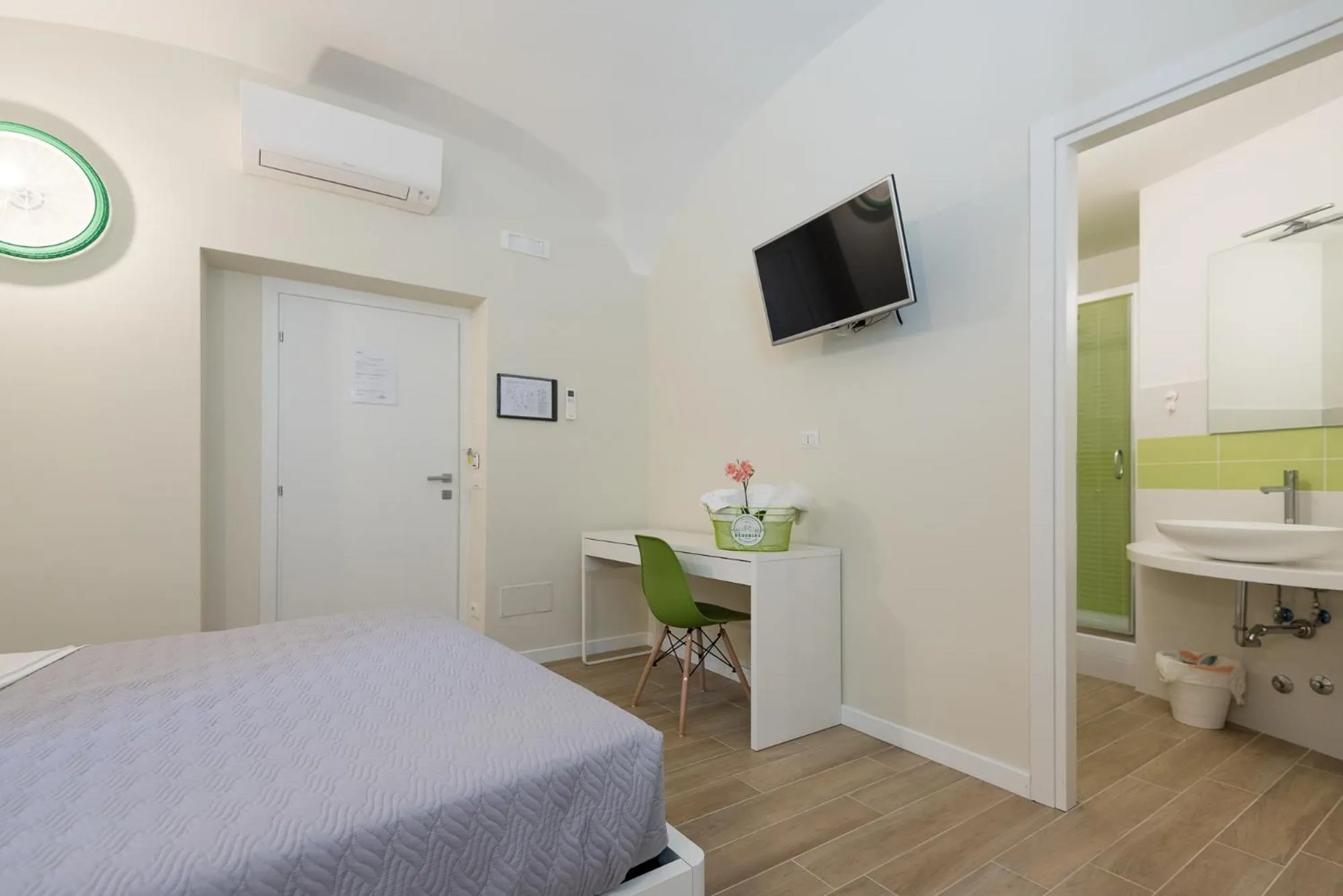 Photo of the whole room, Bed in Bed&BikeRome ROOMS