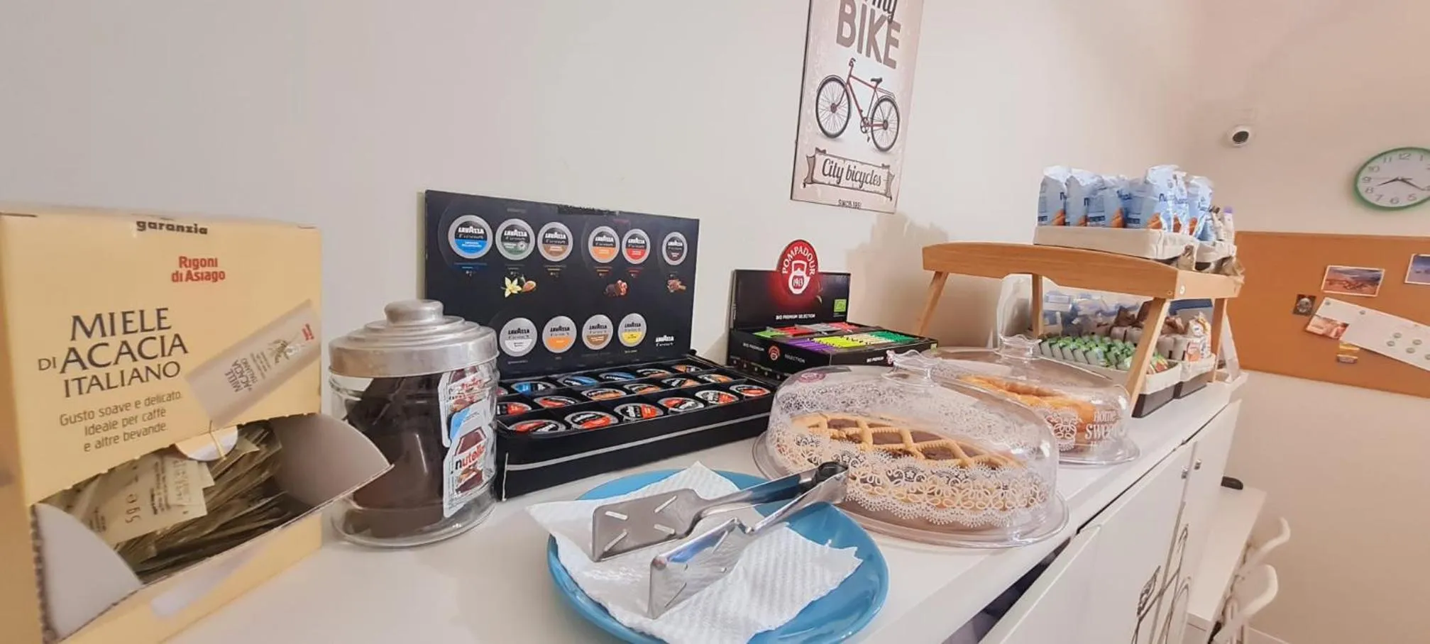 Coffee/tea facilities in Bed&BikeRome ROOMS