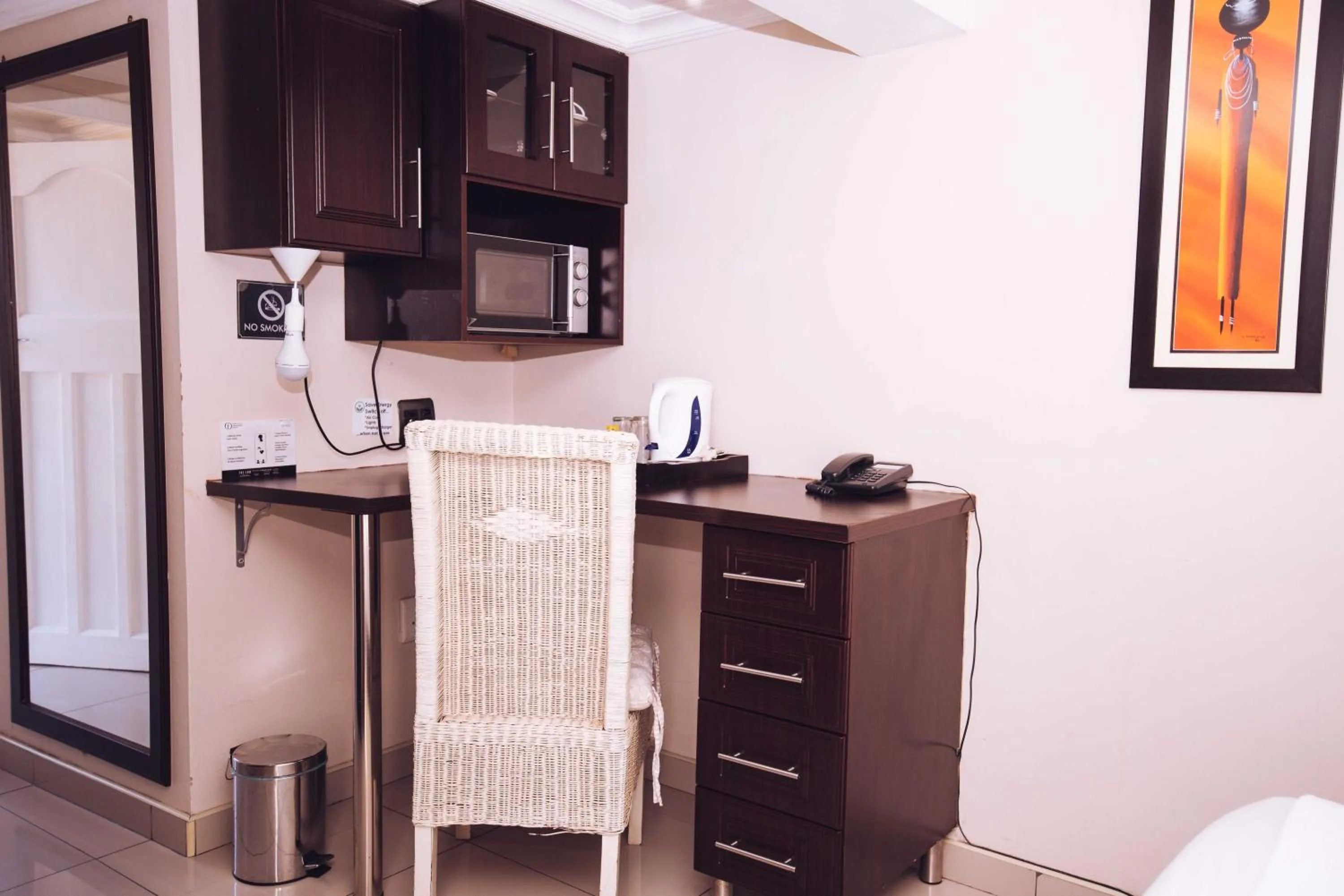 Coffee/tea facilities in New England Guest House by Ilawu