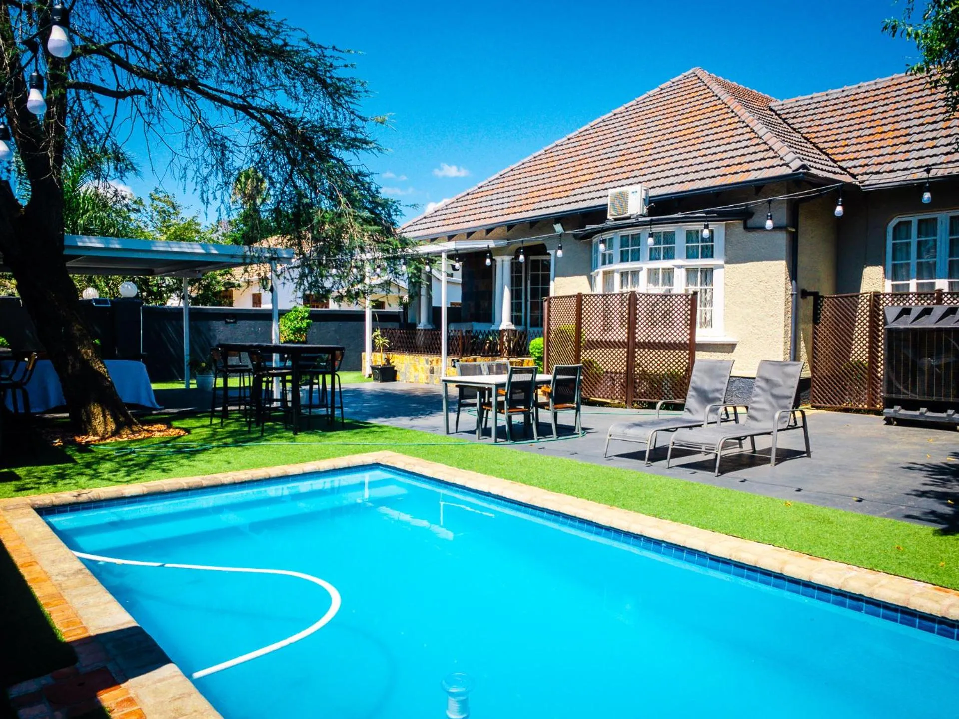 Swimming pool in New England Guest House by Ilawu