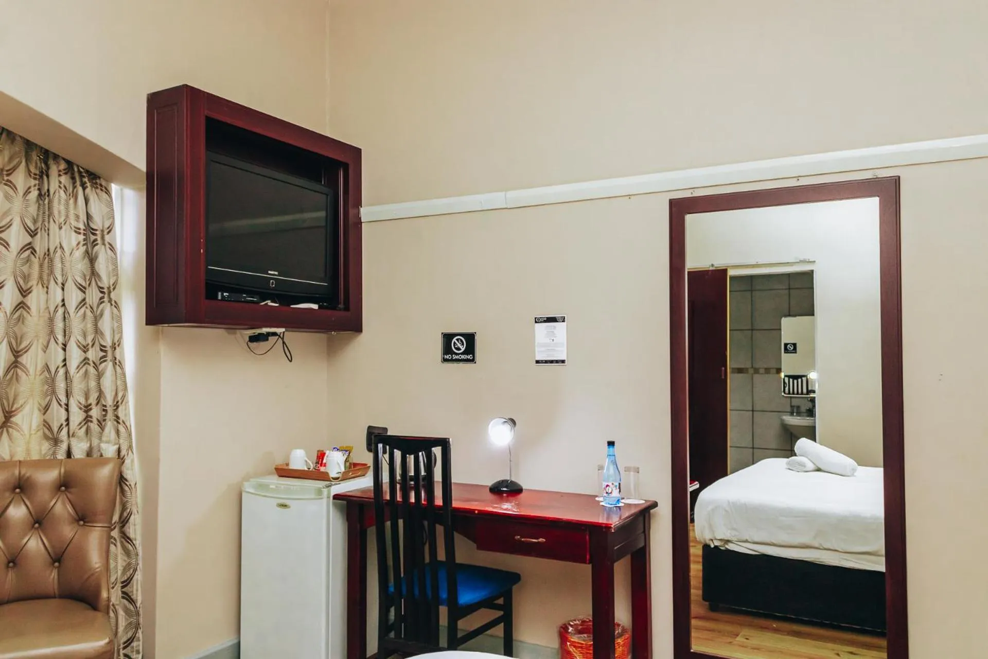 TV and multimedia, Bed in New England Guest House by Ilawu