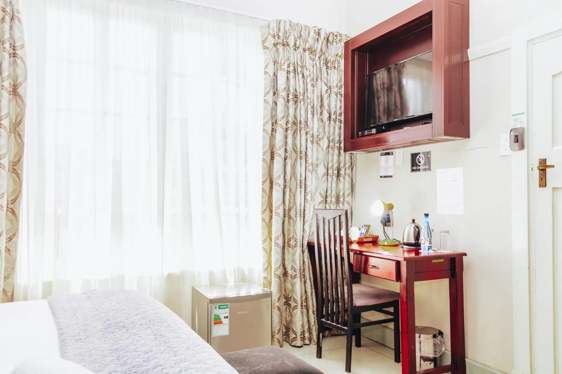 TV and multimedia, Bed in New England Guest House by Ilawu