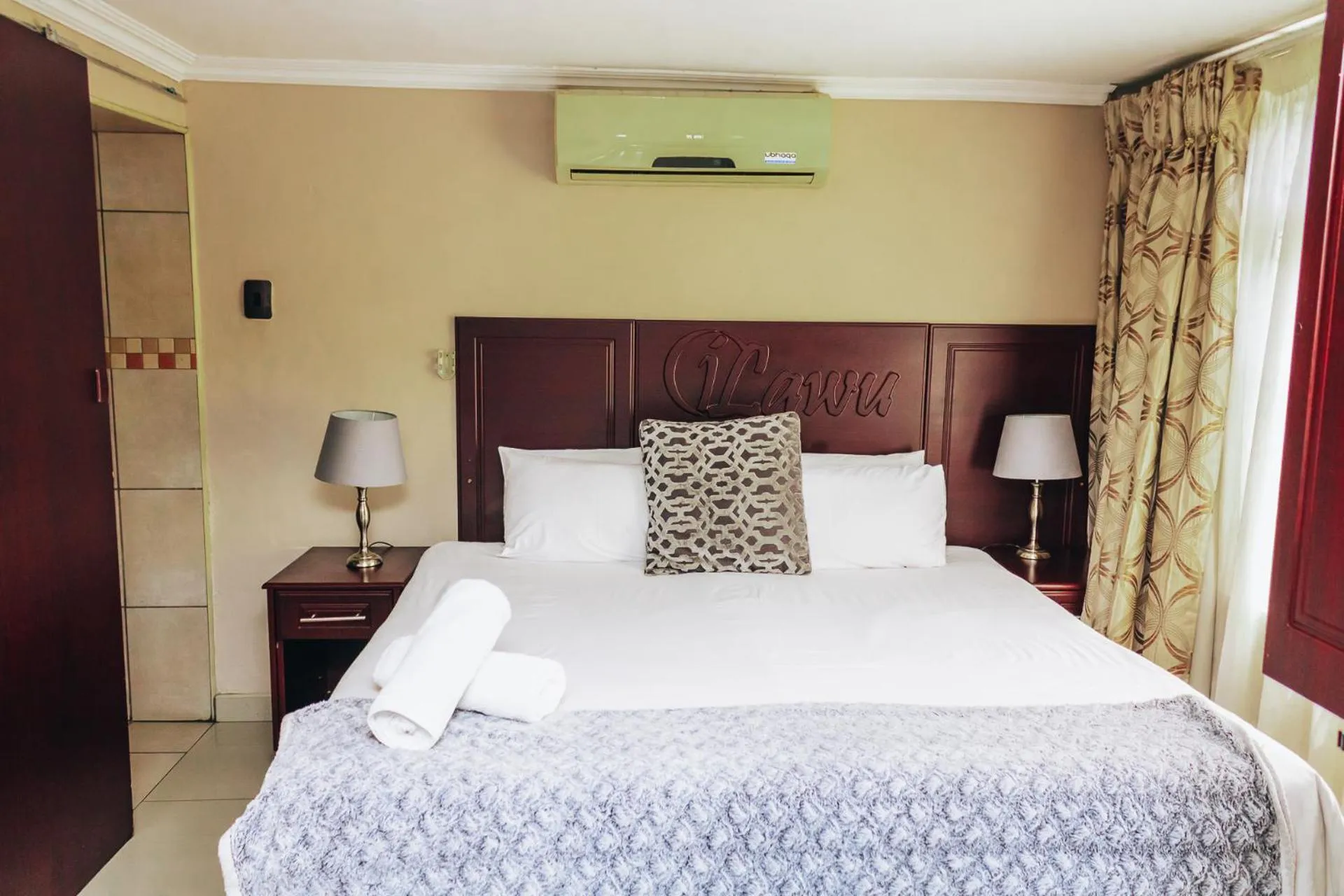 Bed in New England Guest House by Ilawu