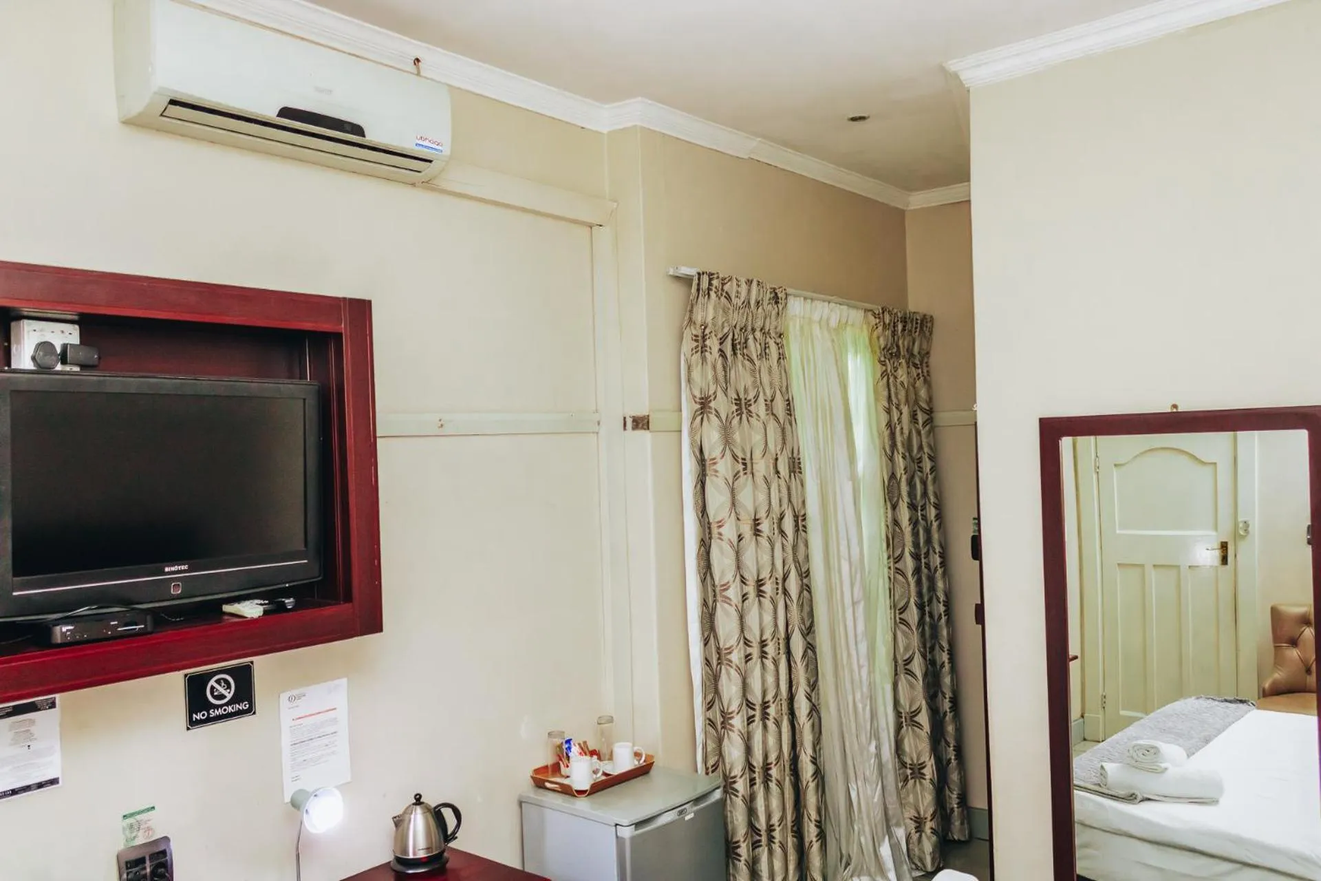TV and multimedia, Bed in New England Guest House by Ilawu