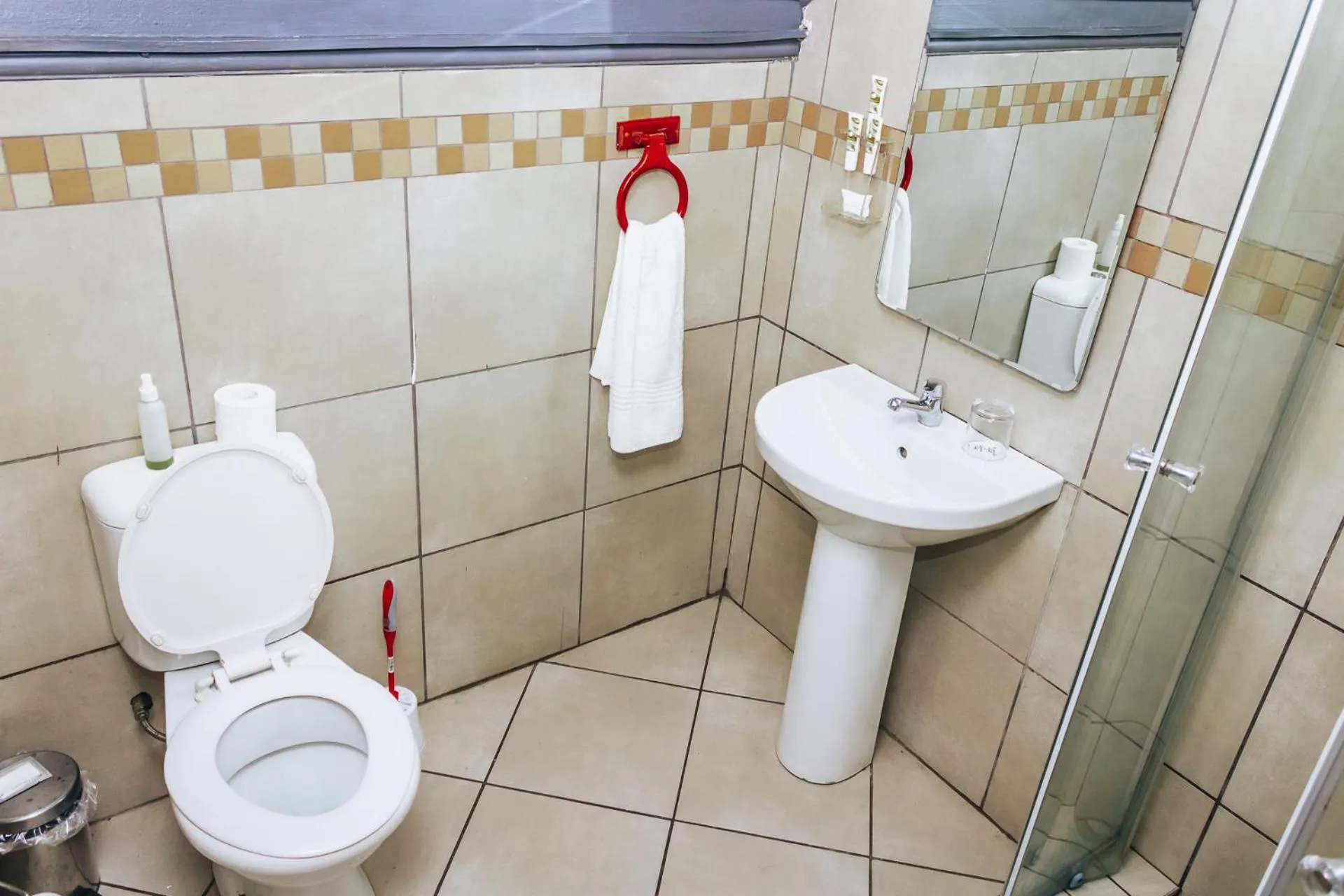 Toilet in New England Guest House by Ilawu