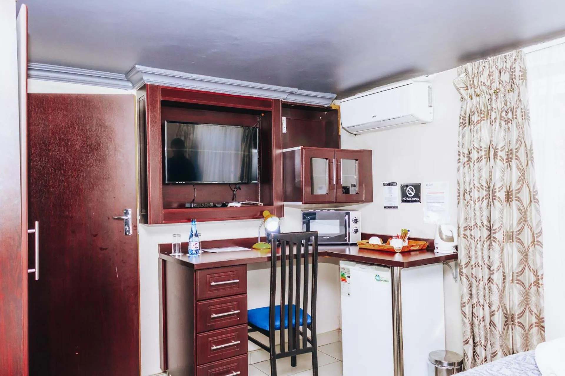 TV and multimedia in New England Guest House by Ilawu