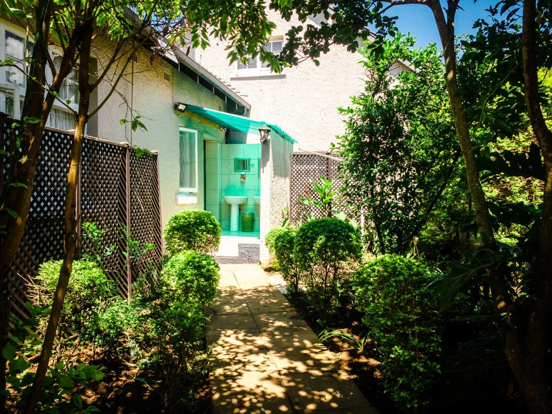 Garden in New England Guest House by Ilawu