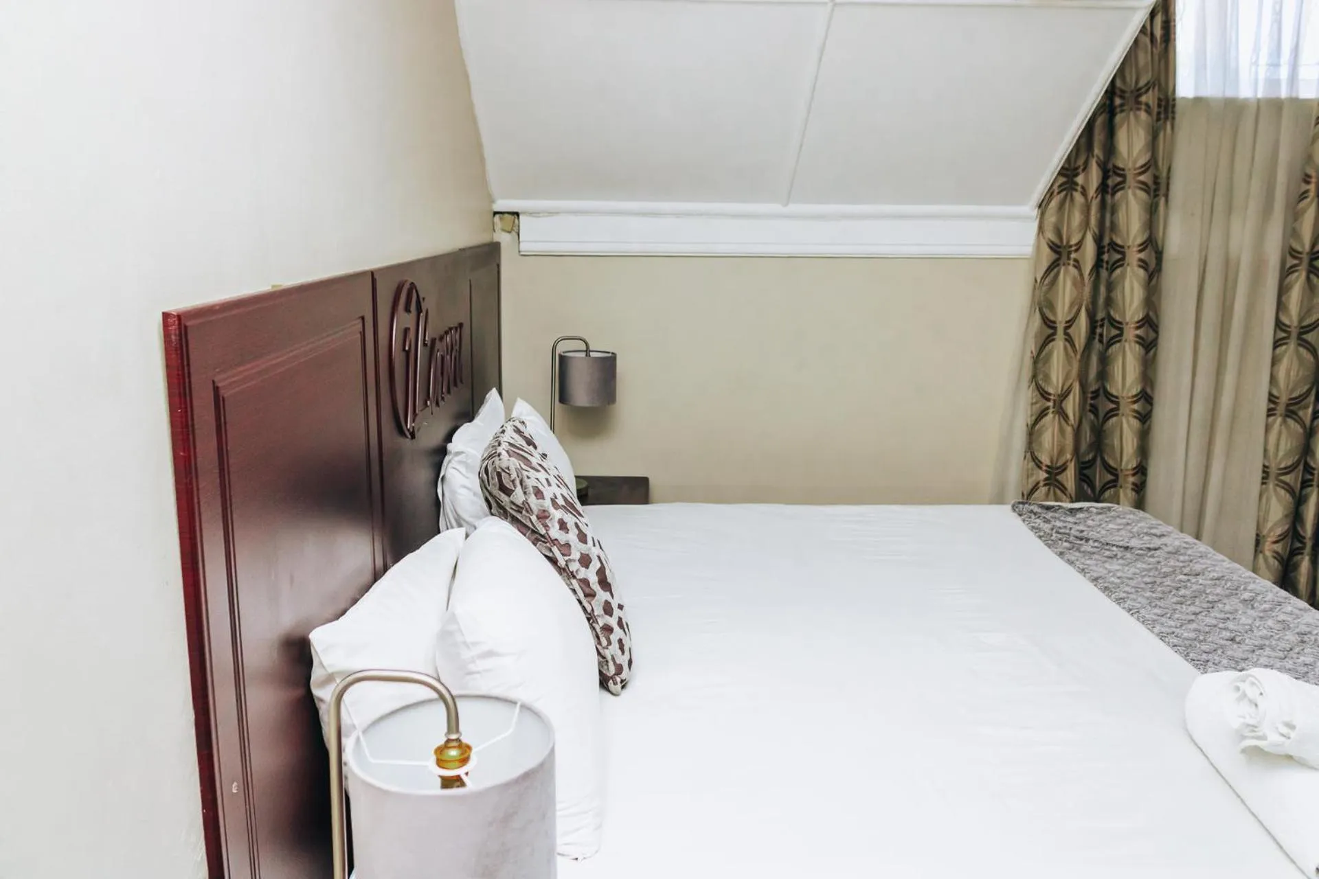 Bed in New England Guest House by Ilawu