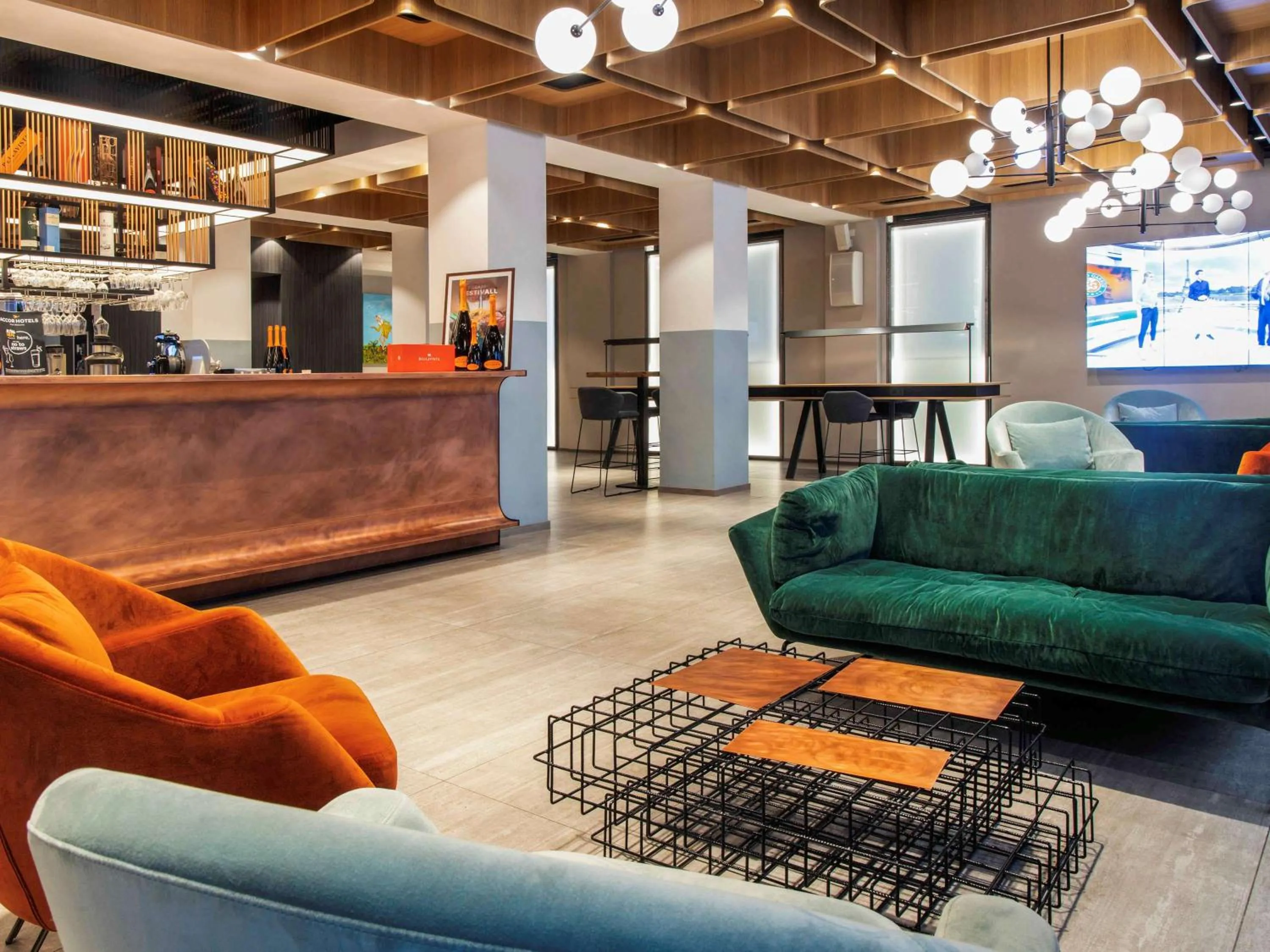 Lounge or bar in Novotel Parma Centro