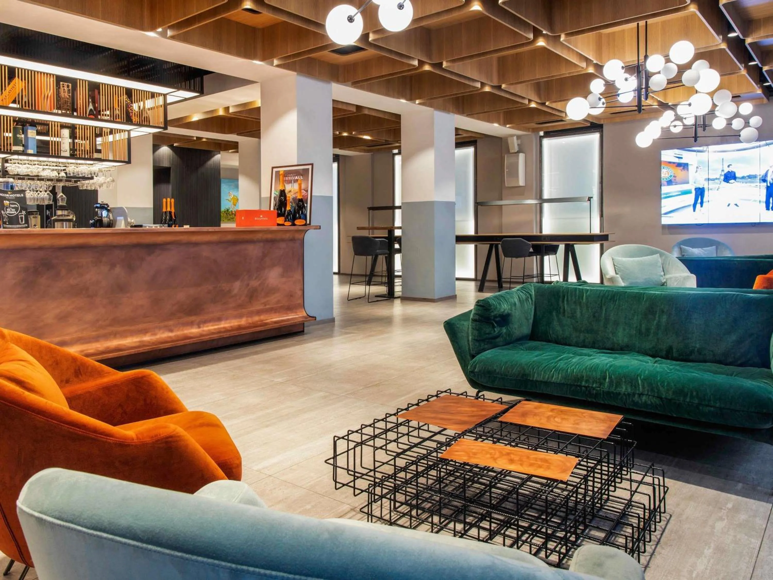 Lounge or bar in Novotel Parma Centro