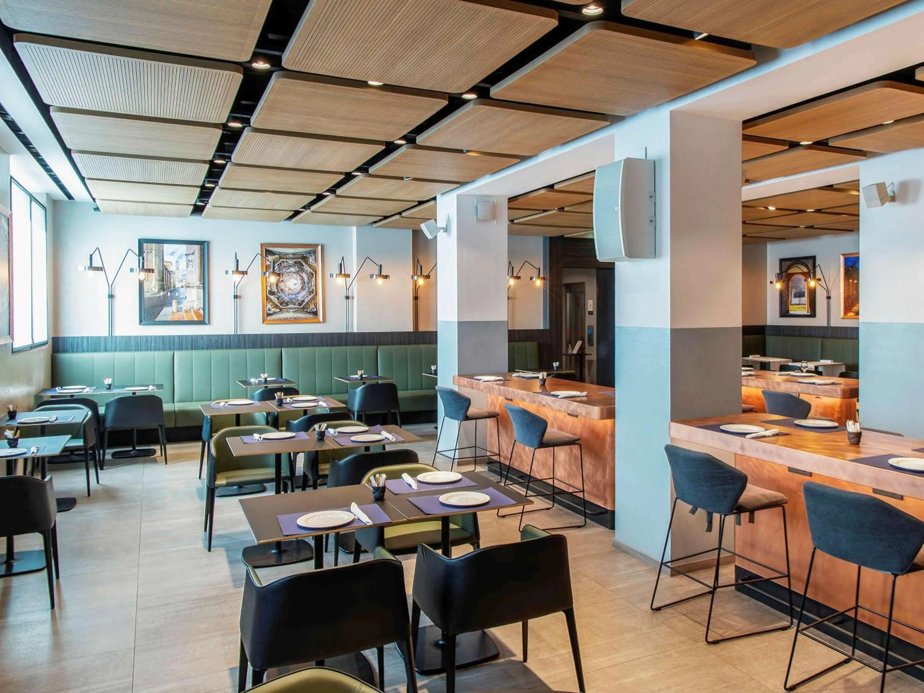 Restaurant/places to eat in Novotel Parma Centro