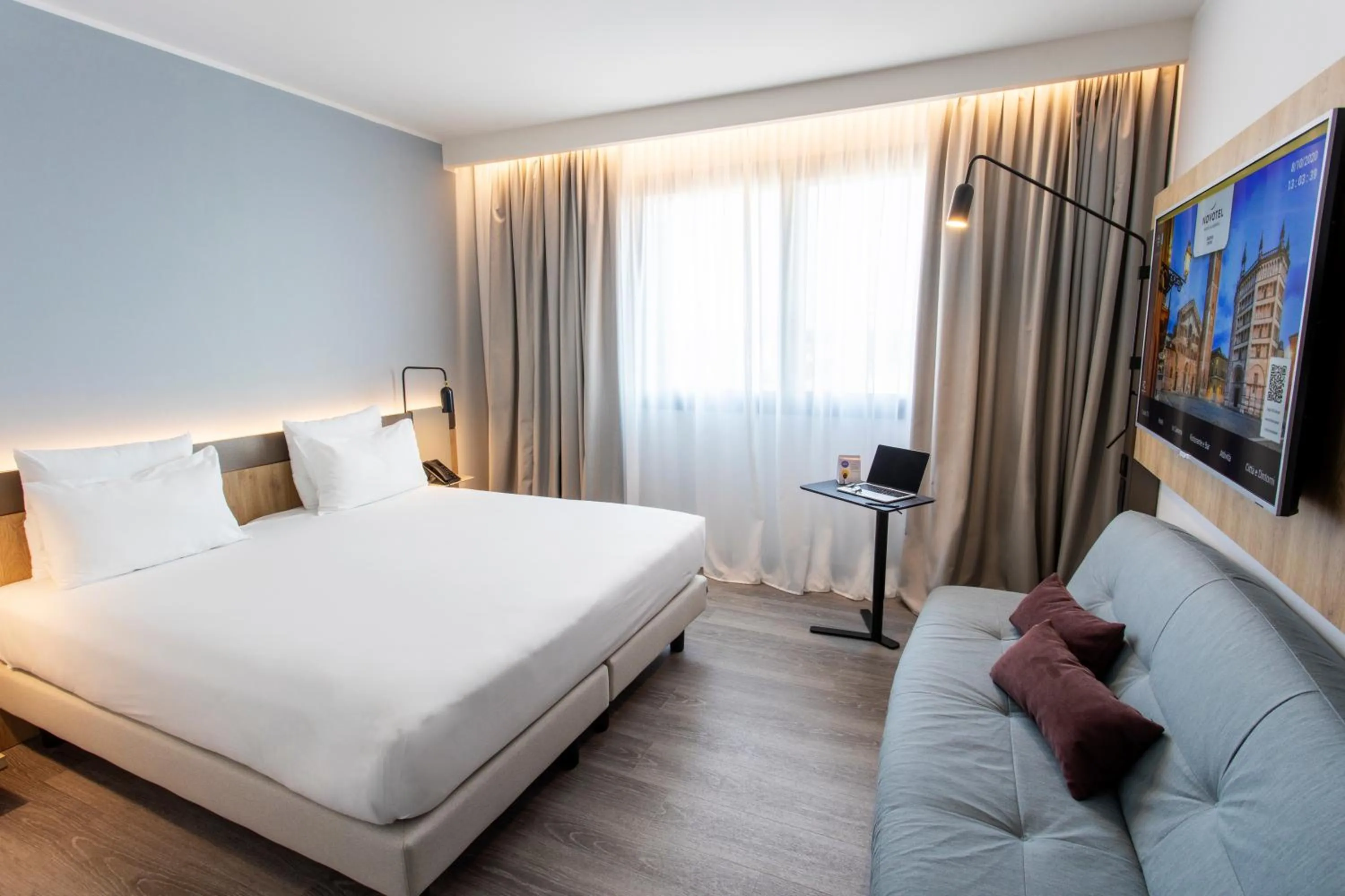 TV and multimedia, Bed in Novotel Parma Centro