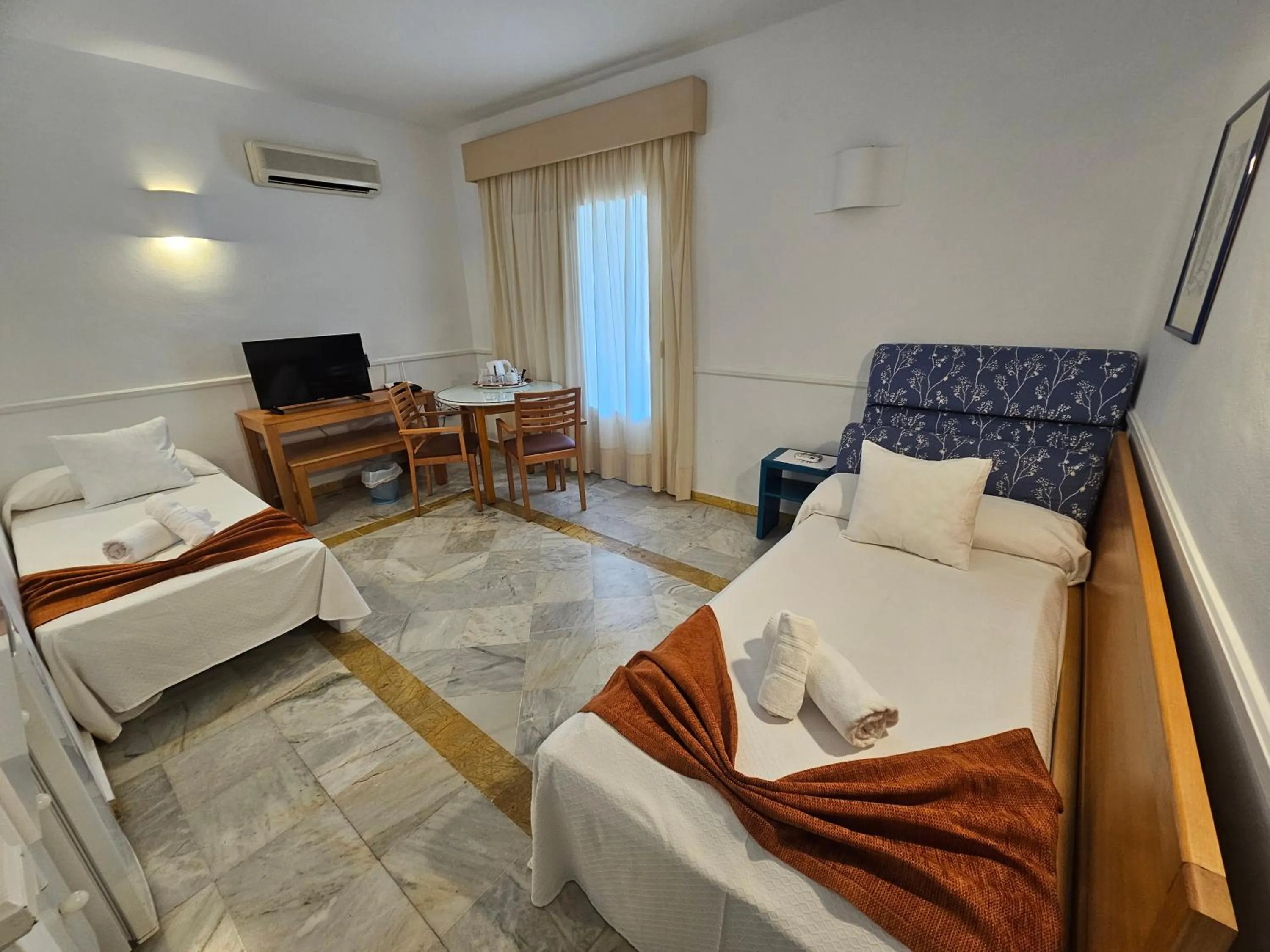 Photo of the whole room in Hotel Puntazo II