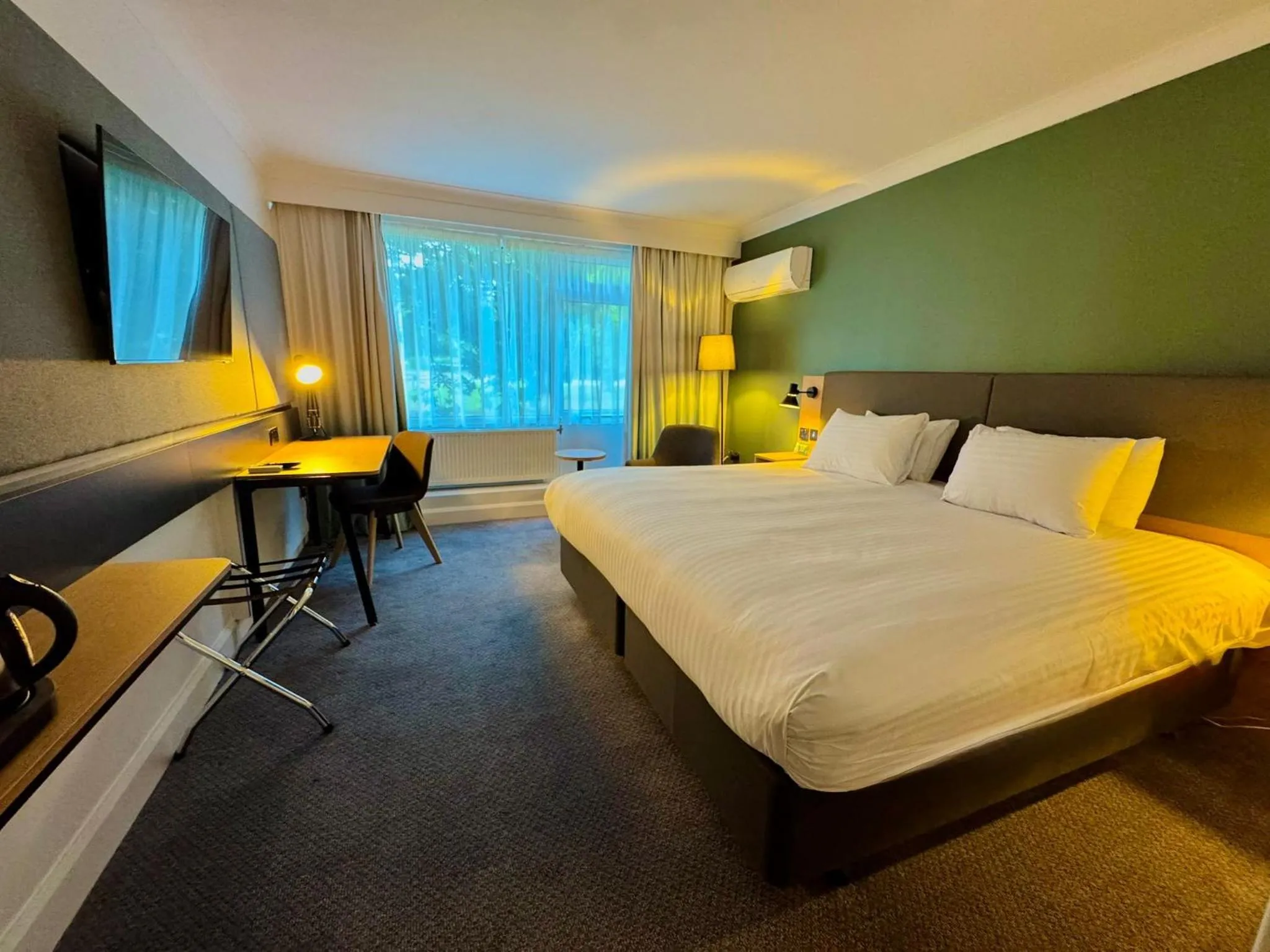 Bed in Holiday Inn Newport by IHG