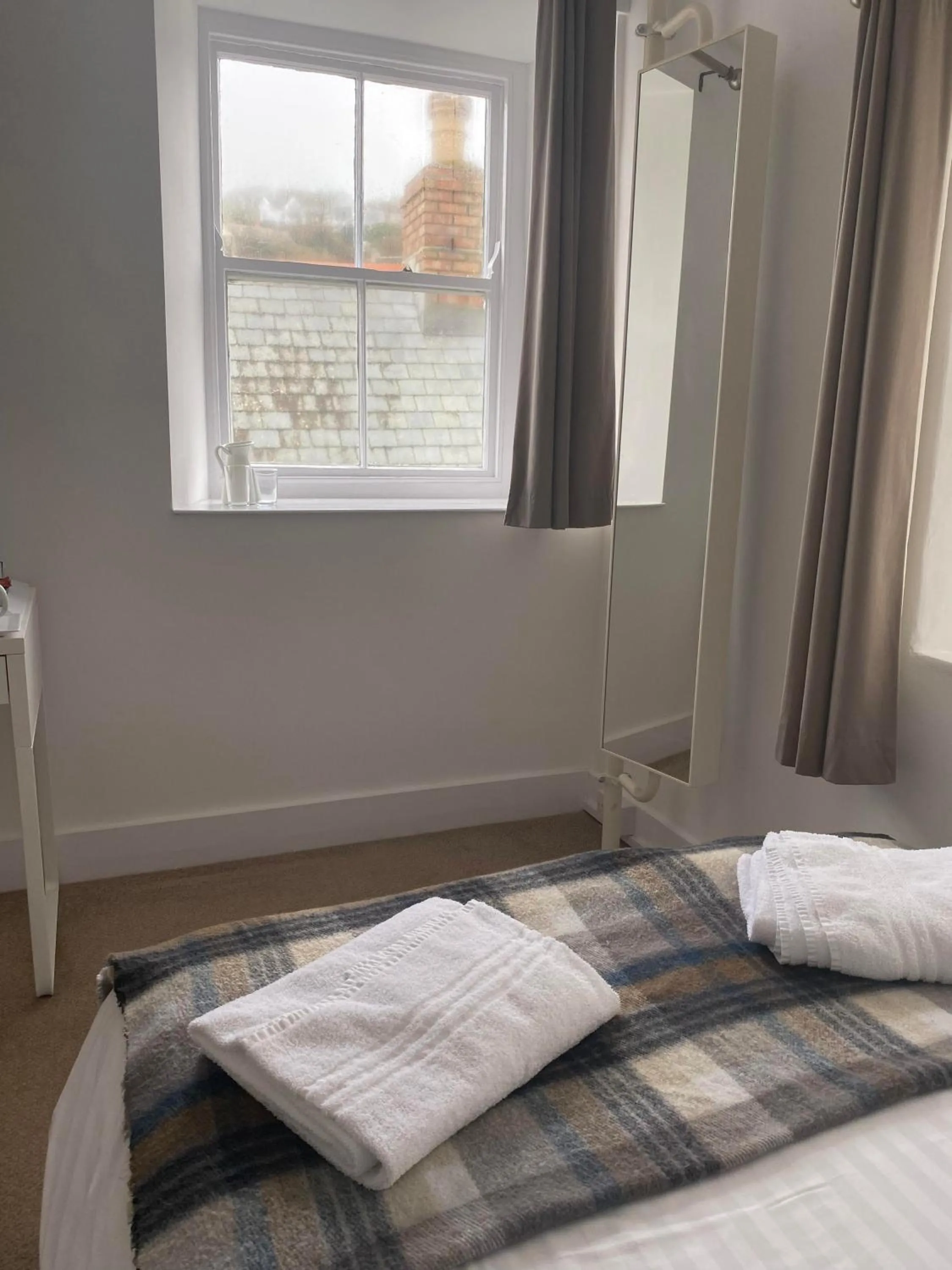 Quiet street view, Bed in Cadgwith Cove Inn