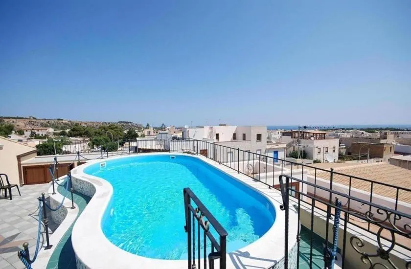 Swimming pool in Blue Sea B&b