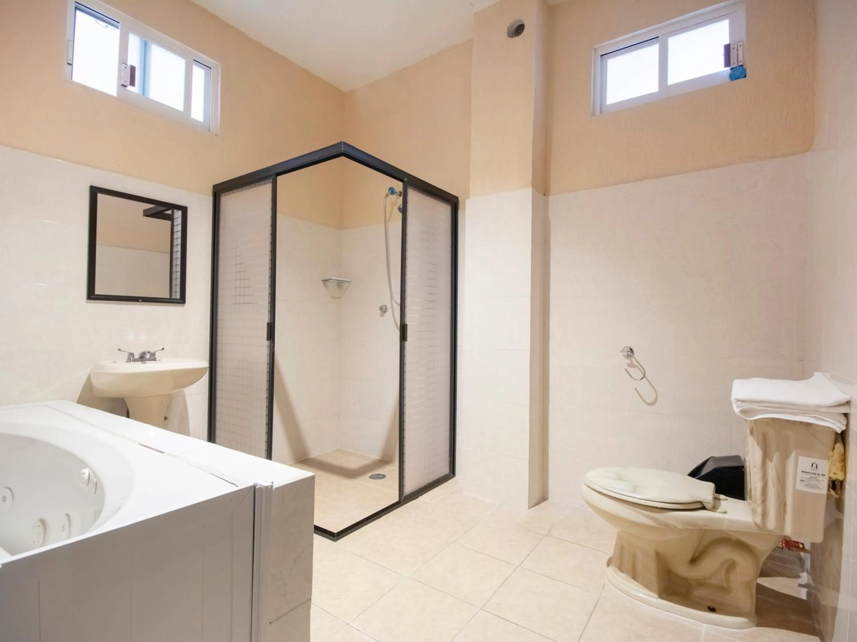 Toilet in Hotel Spa Shalam