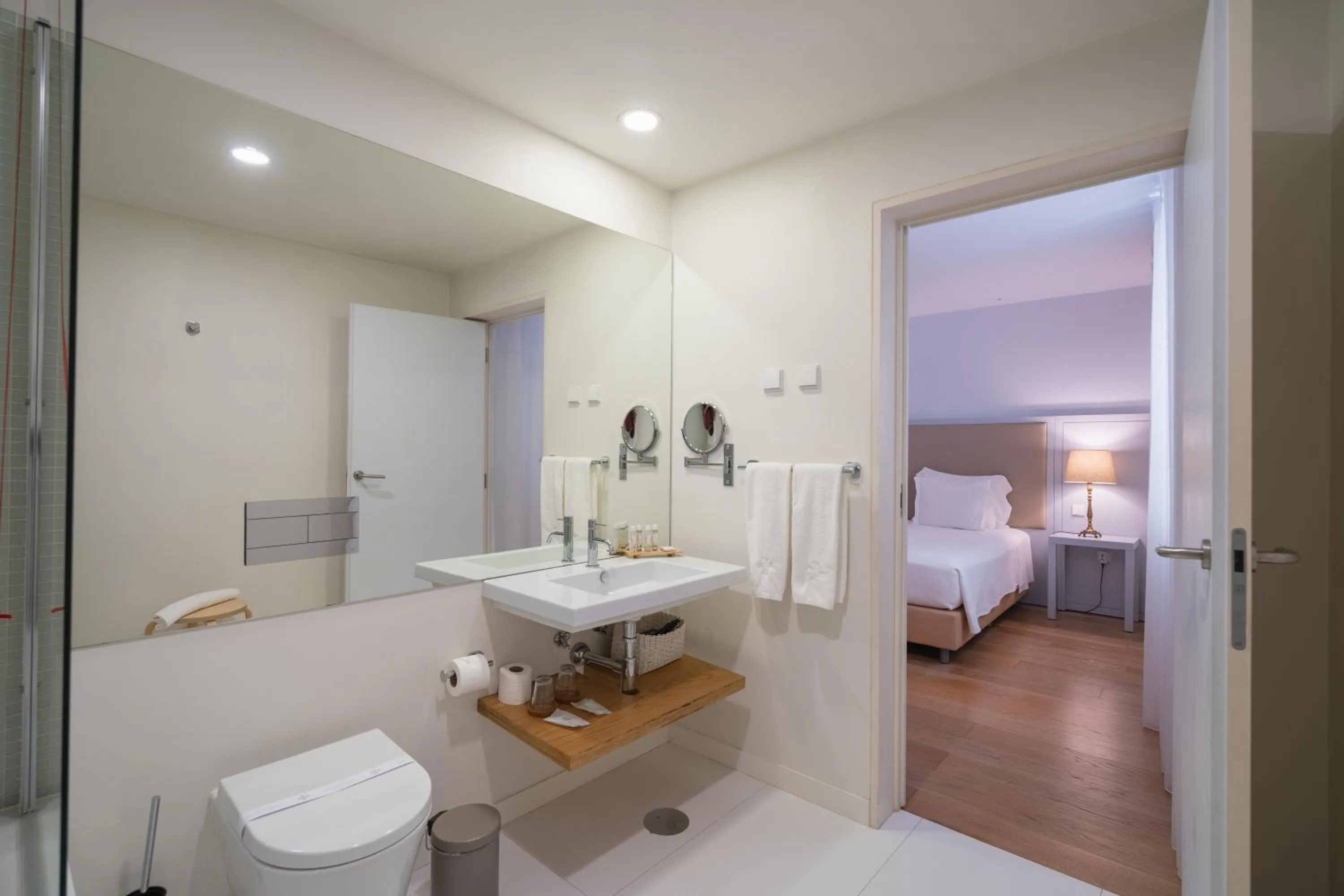 Toilet, Bed in Burgus Tribute & Design Hotel