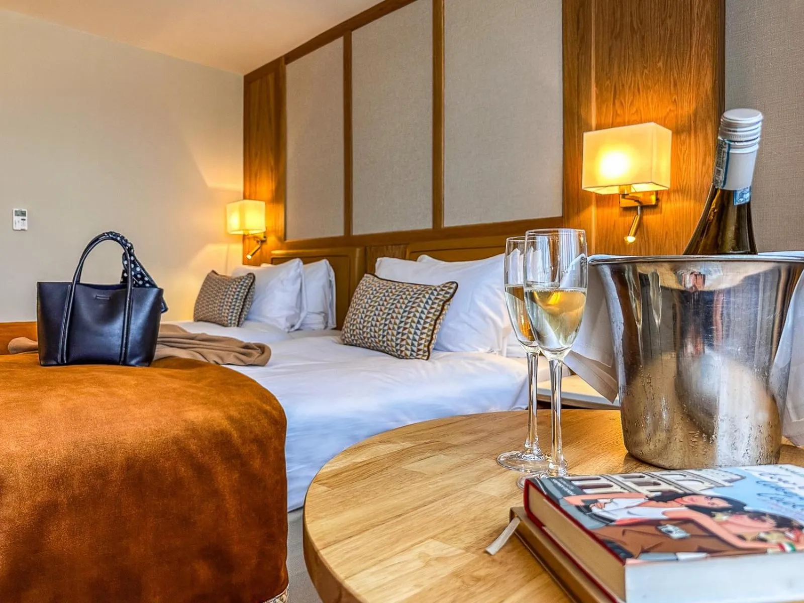 Bedroom, Bed in Dublin Skylon Hotel