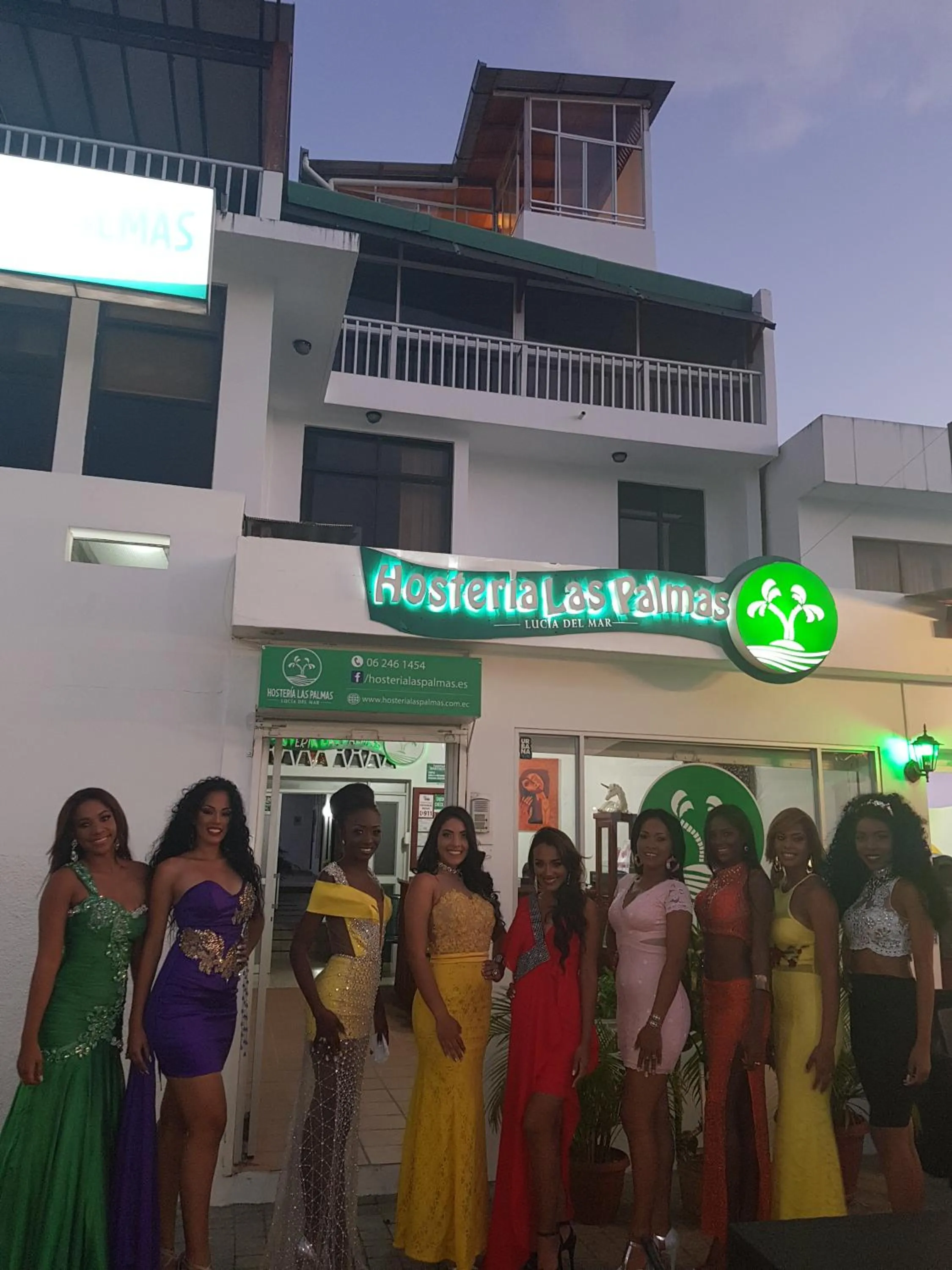 People in Hotel Las Palmas