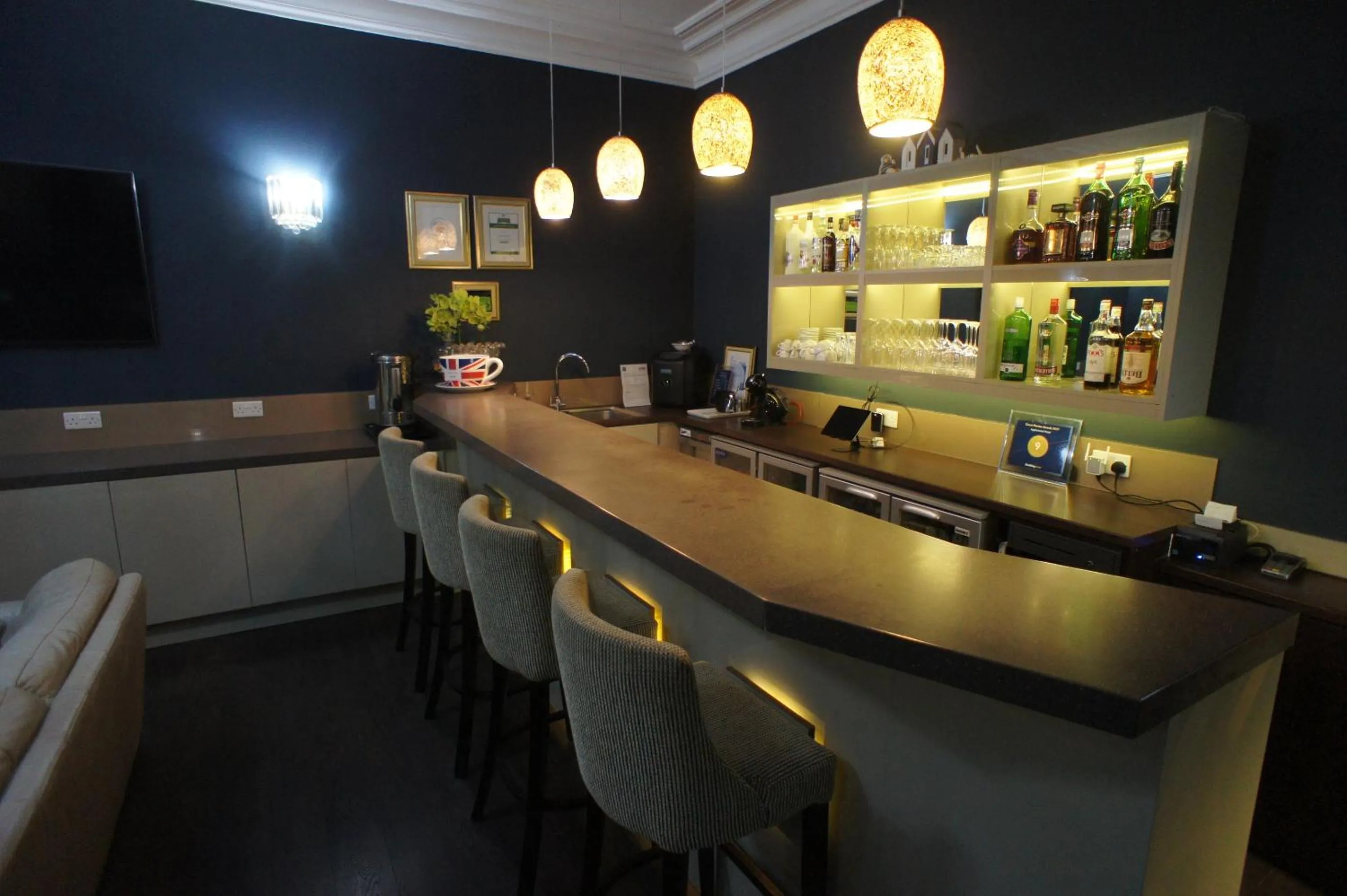 Lounge or bar in Applewood Hotel