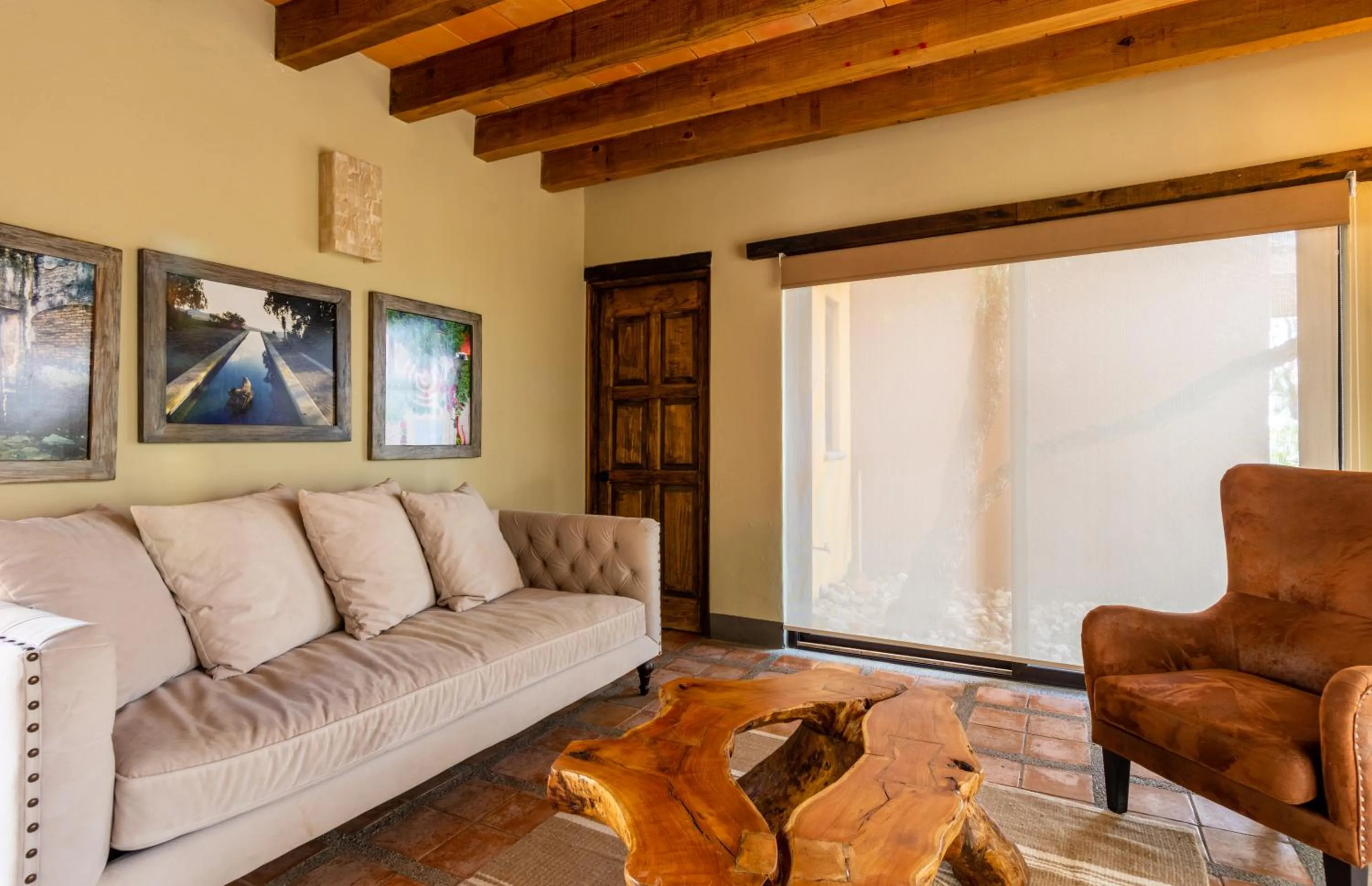 Seating area in Hotel Camino de Vinos