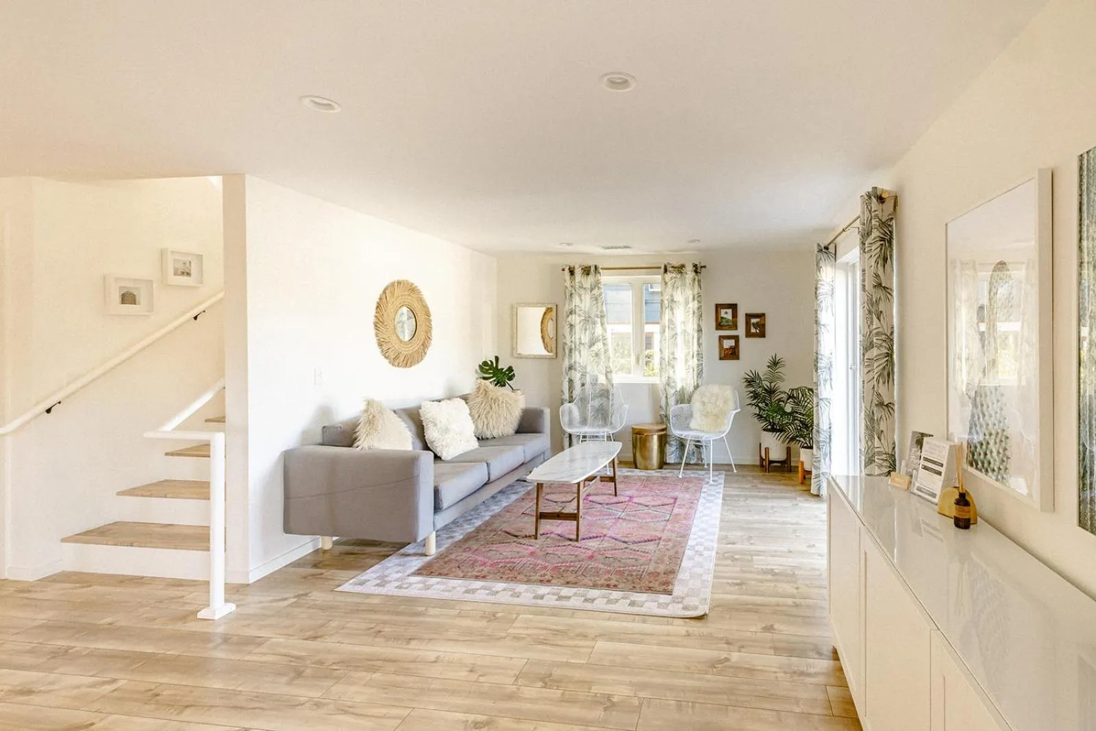 Communal lounge/ TV room in Noon on Sunset Hill