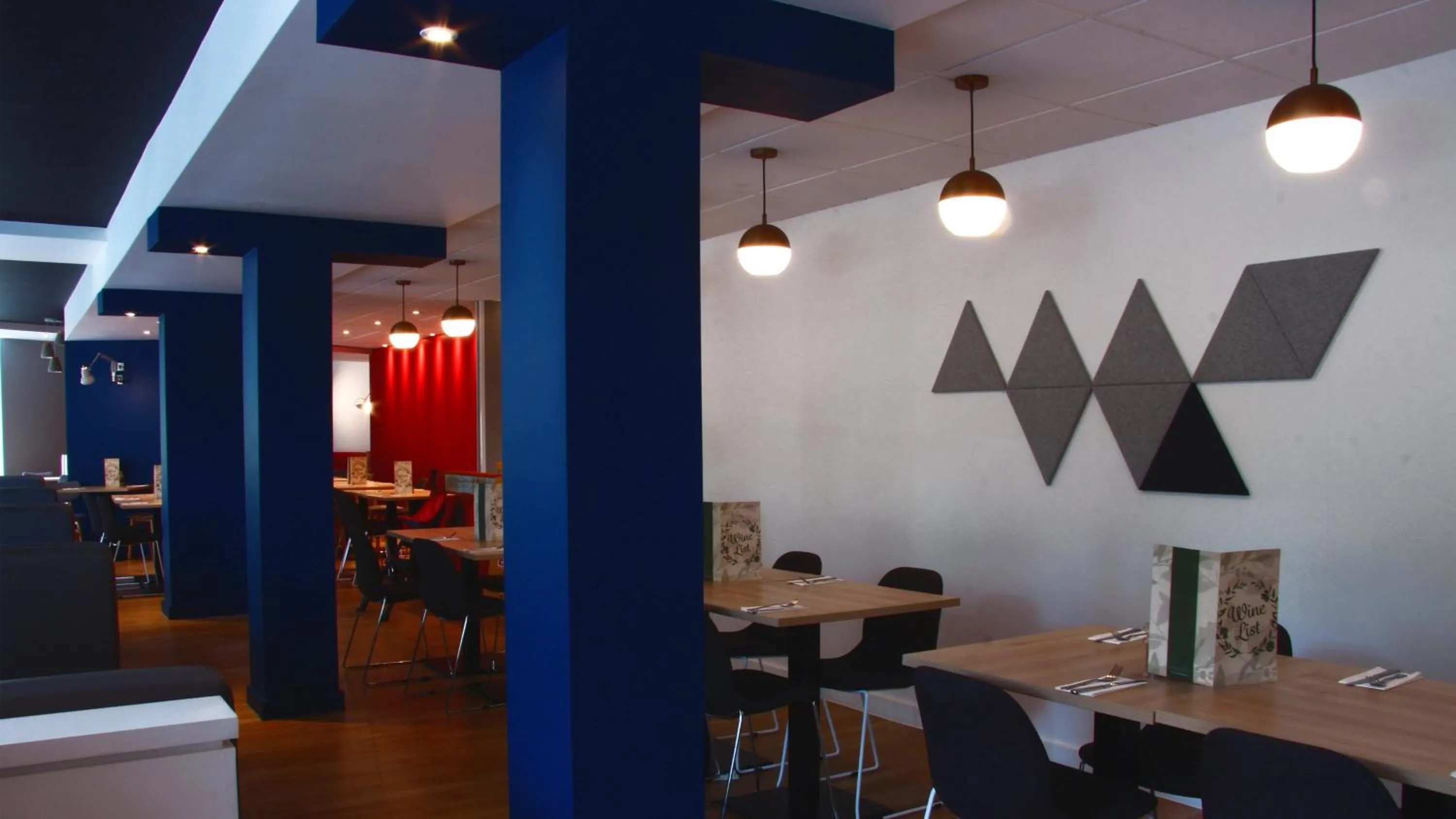 Restaurant/places to eat in Holiday Inn Express London Stansted Airport by IHG