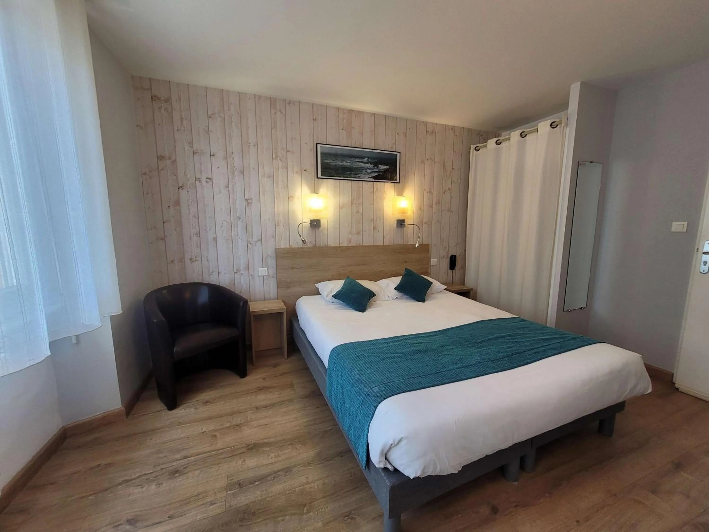 Bedroom, Bed in Brit Hotel des Halles