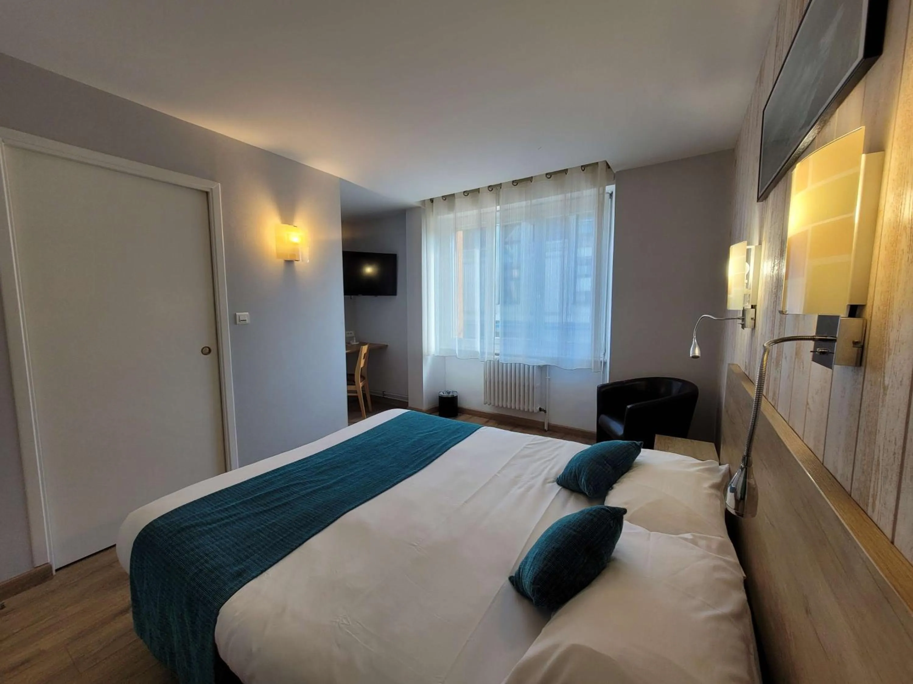 Bedroom, Bed in Brit Hotel des Halles