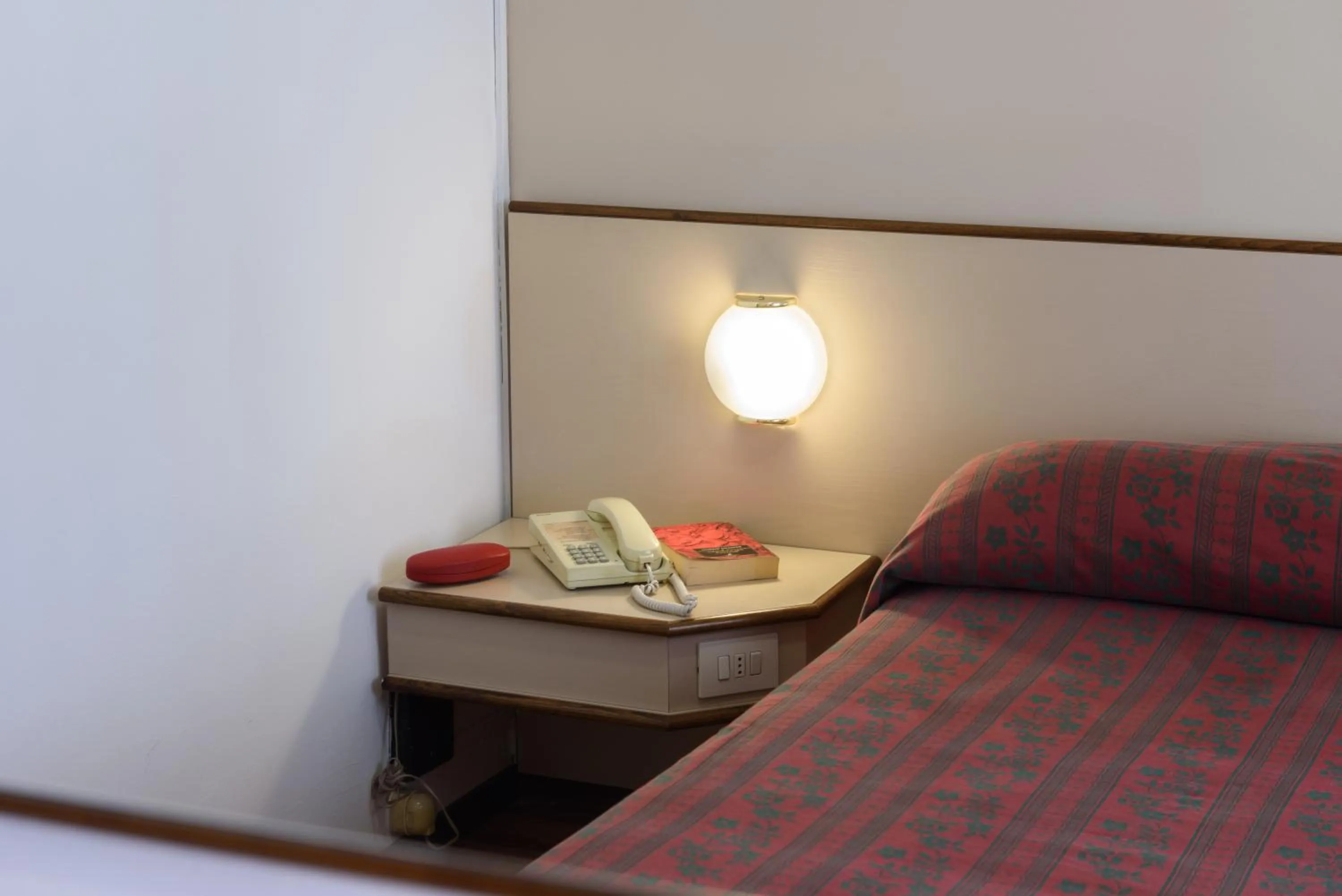 Bedroom, Bed in Hotel Italie et Suisse