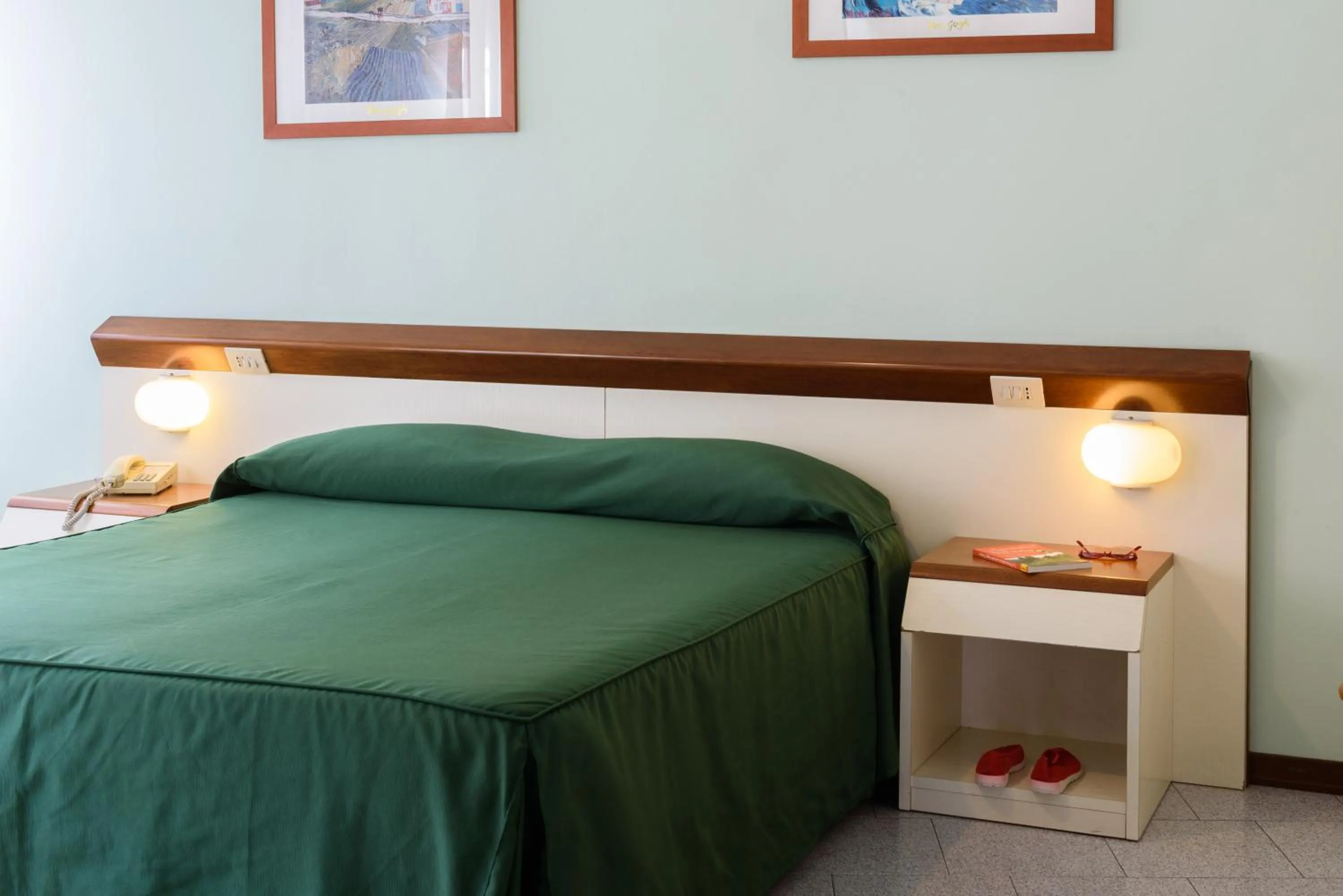 Bedroom, Bed in Hotel Italie et Suisse