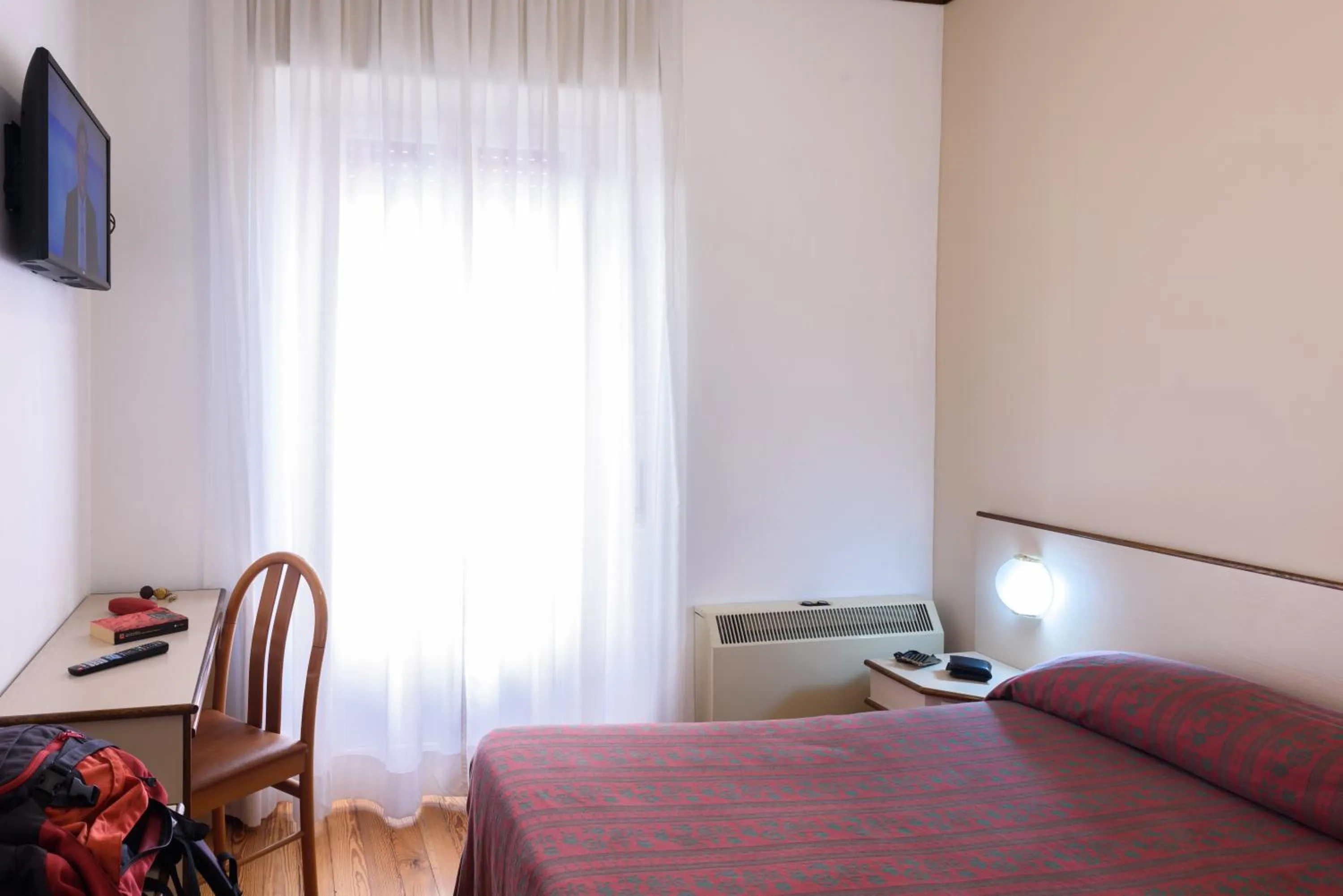 Bedroom, Bed in Hotel Italie et Suisse