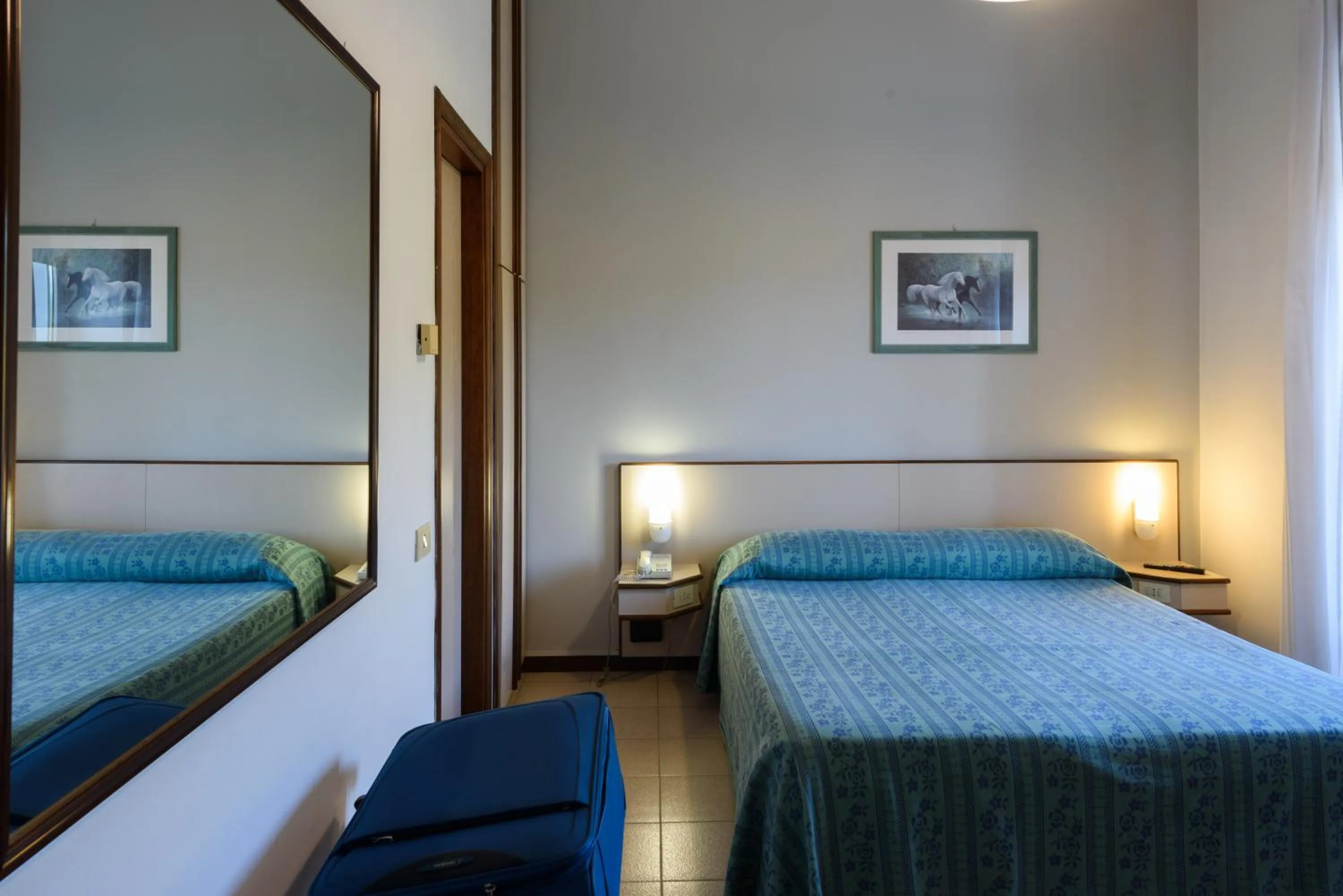Bedroom, Bed in Hotel Italie et Suisse