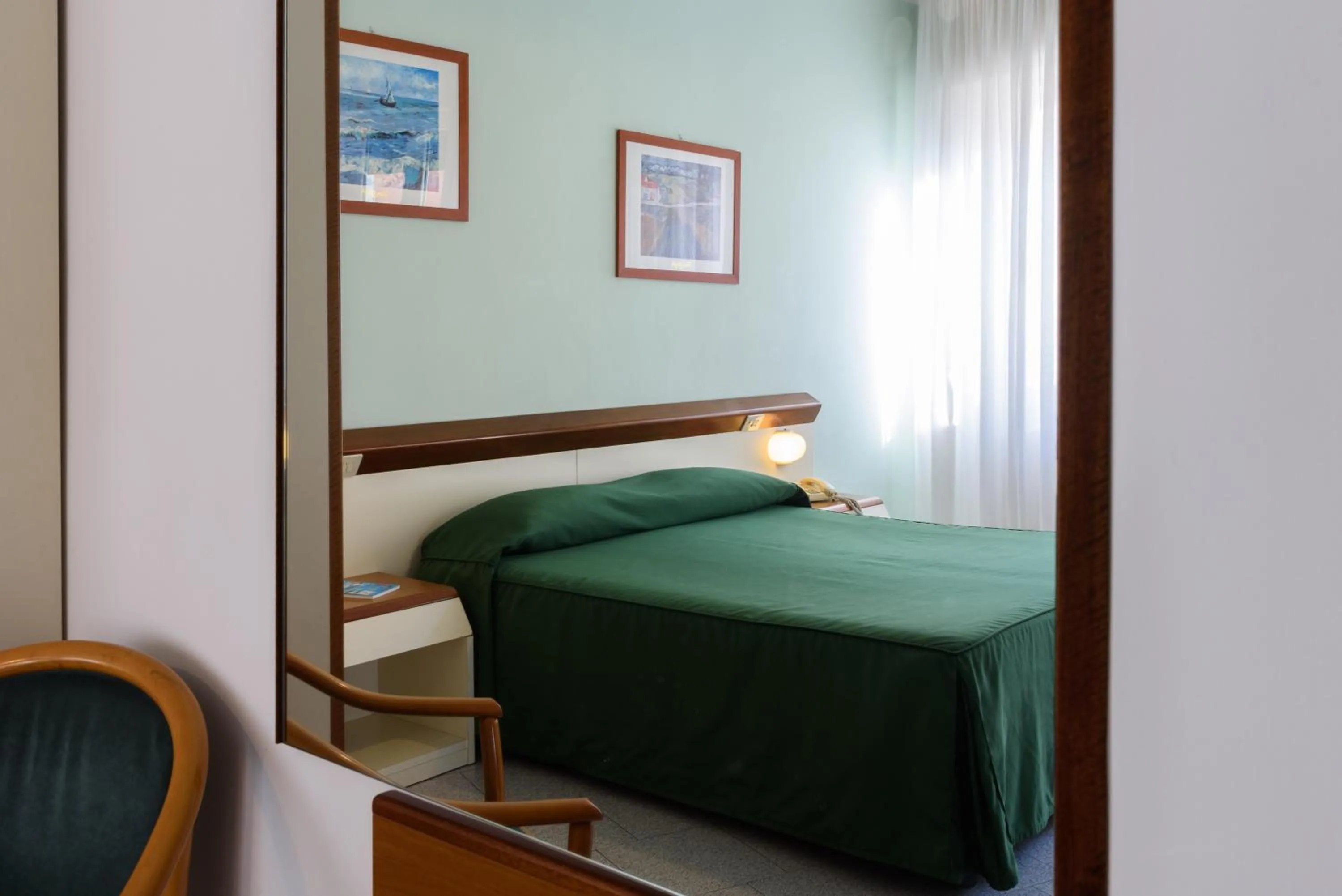 Bedroom, Bed in Hotel Italie et Suisse