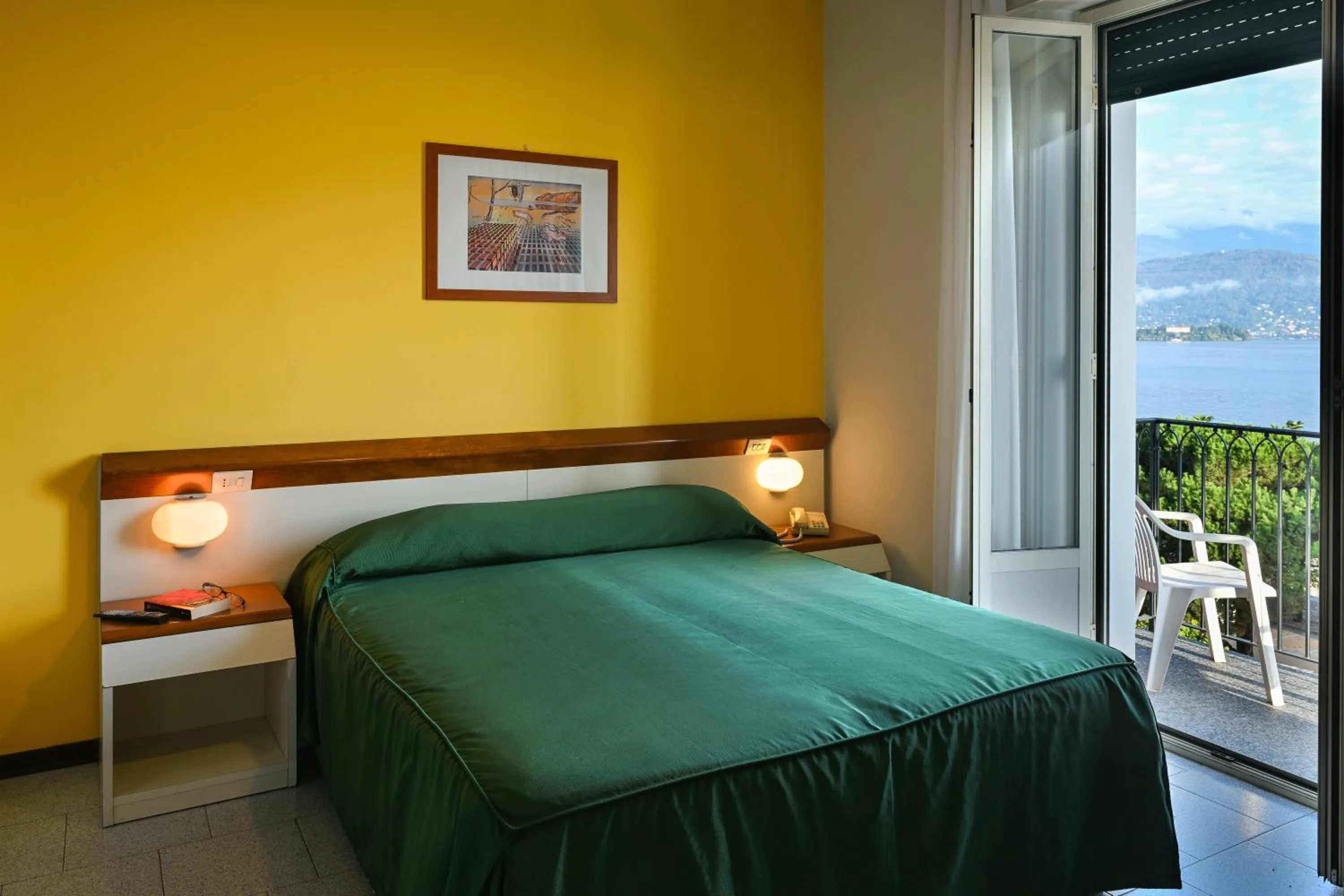 Bedroom, Bed in Hotel Italie et Suisse