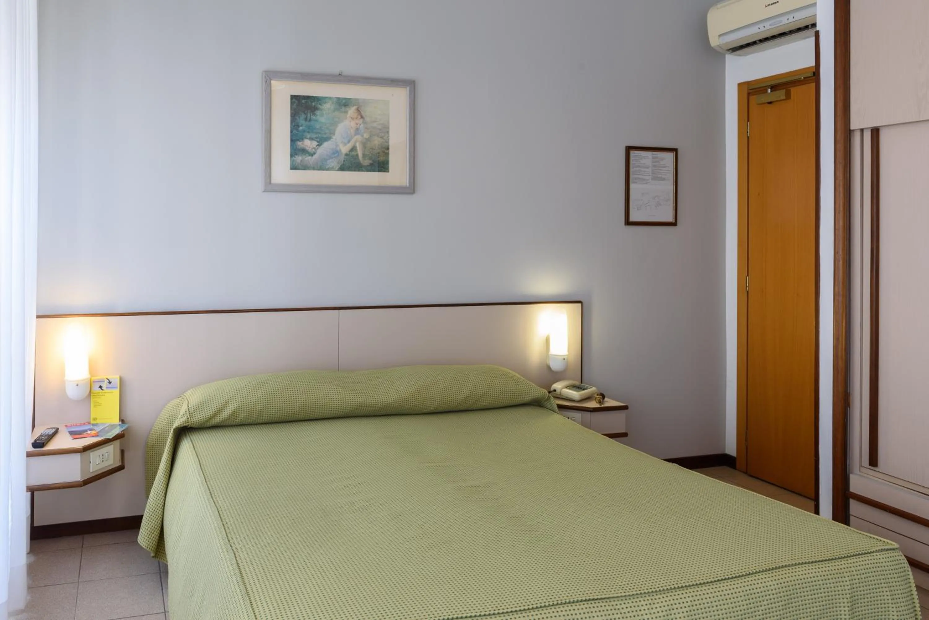 Bedroom, Bed in Hotel Italie et Suisse