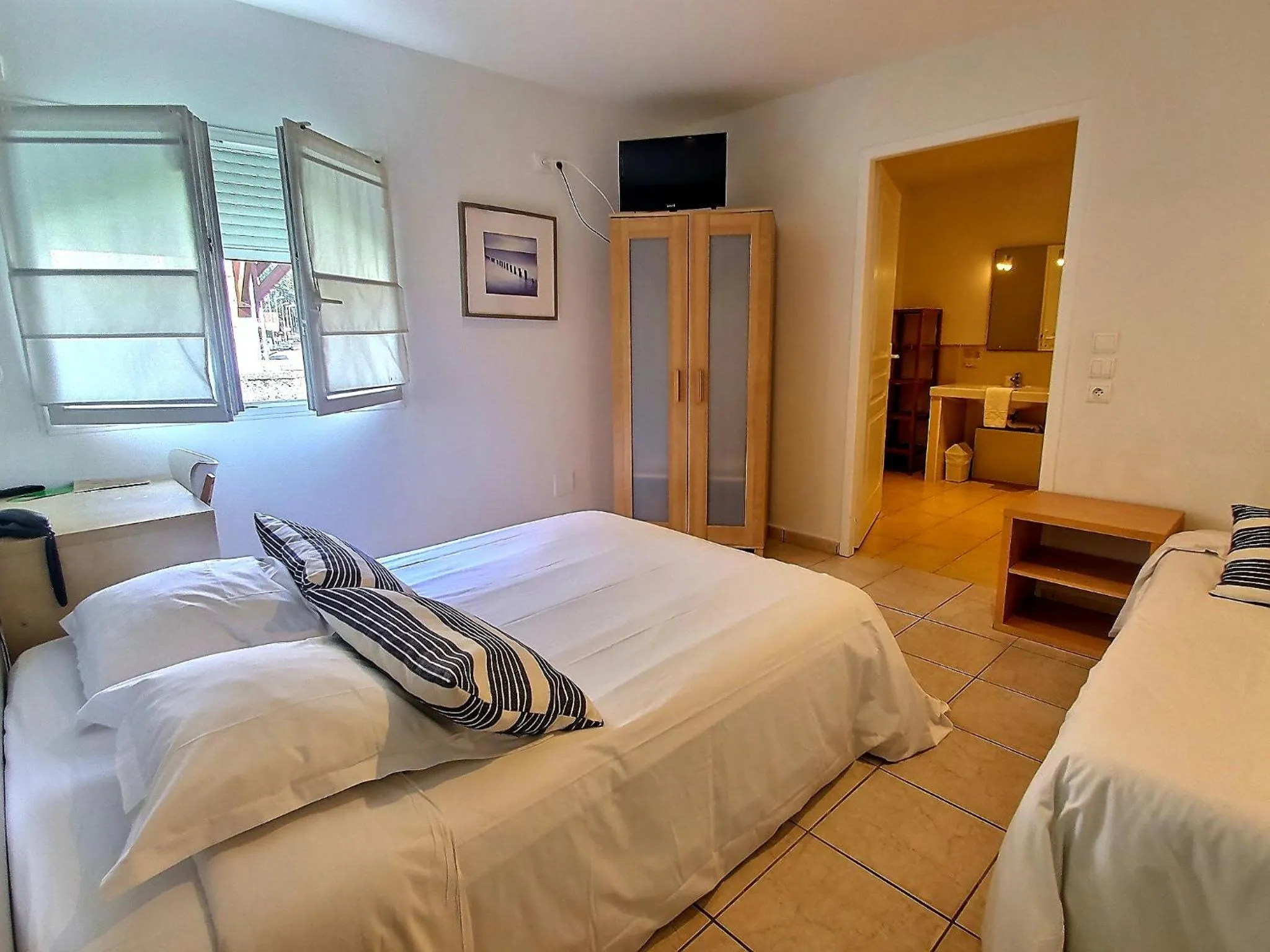 Bed in Atlantis Hôtel