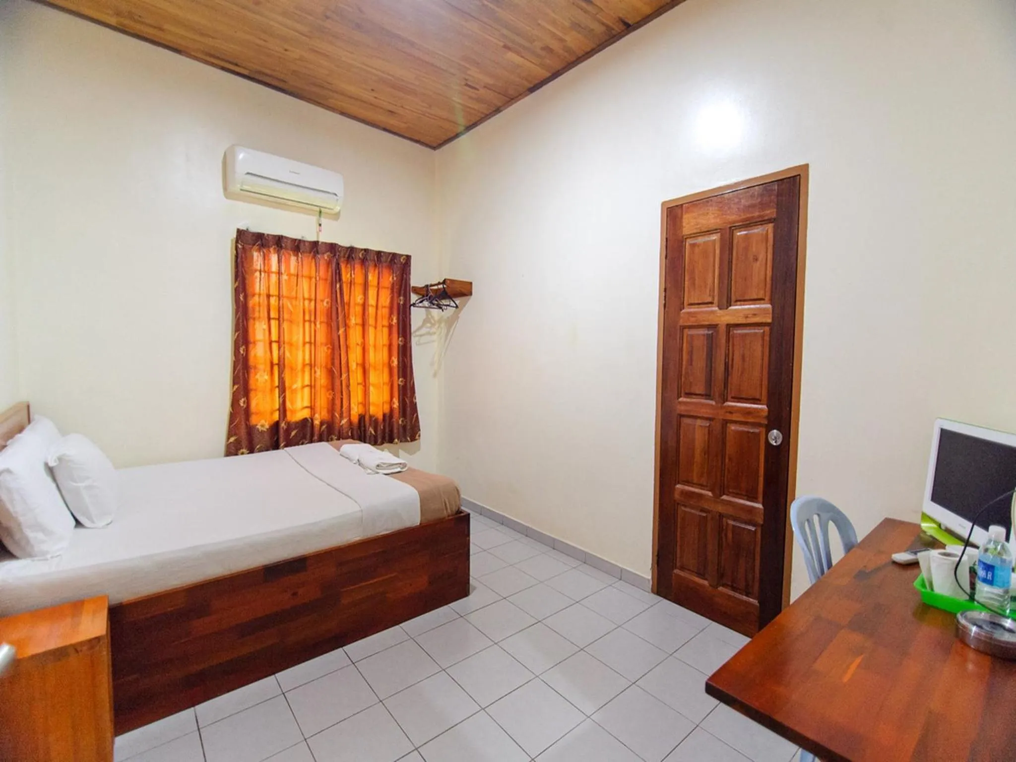 Photo of the whole room, Bed in Y&Z Hotel